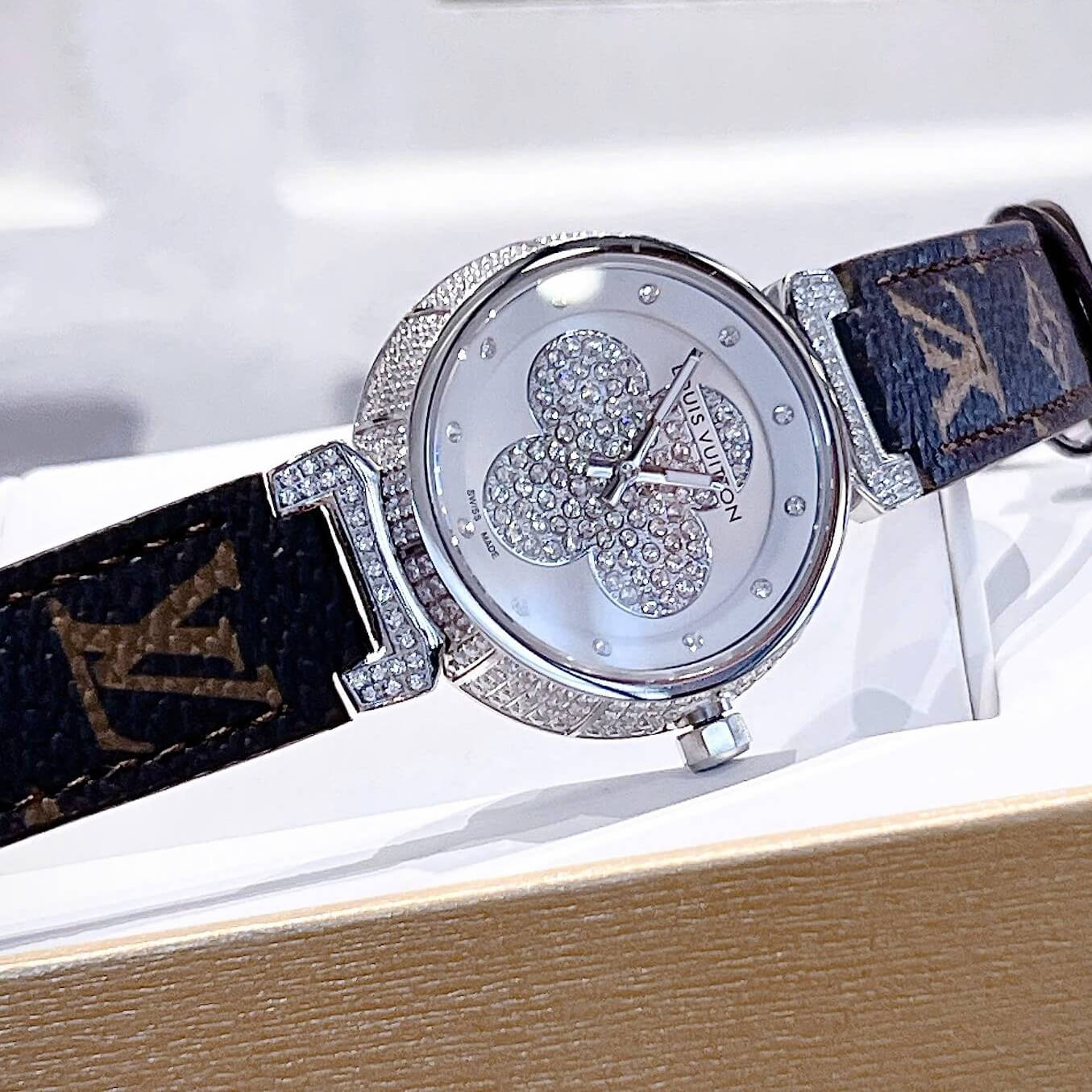Đồng Hồ Nữ Louis Vuitton Siêu Cấp Dây Da Nâu Logo Mặt Cỏ 4 Lá Đính Đá Size 32mm - Vỏ Silver