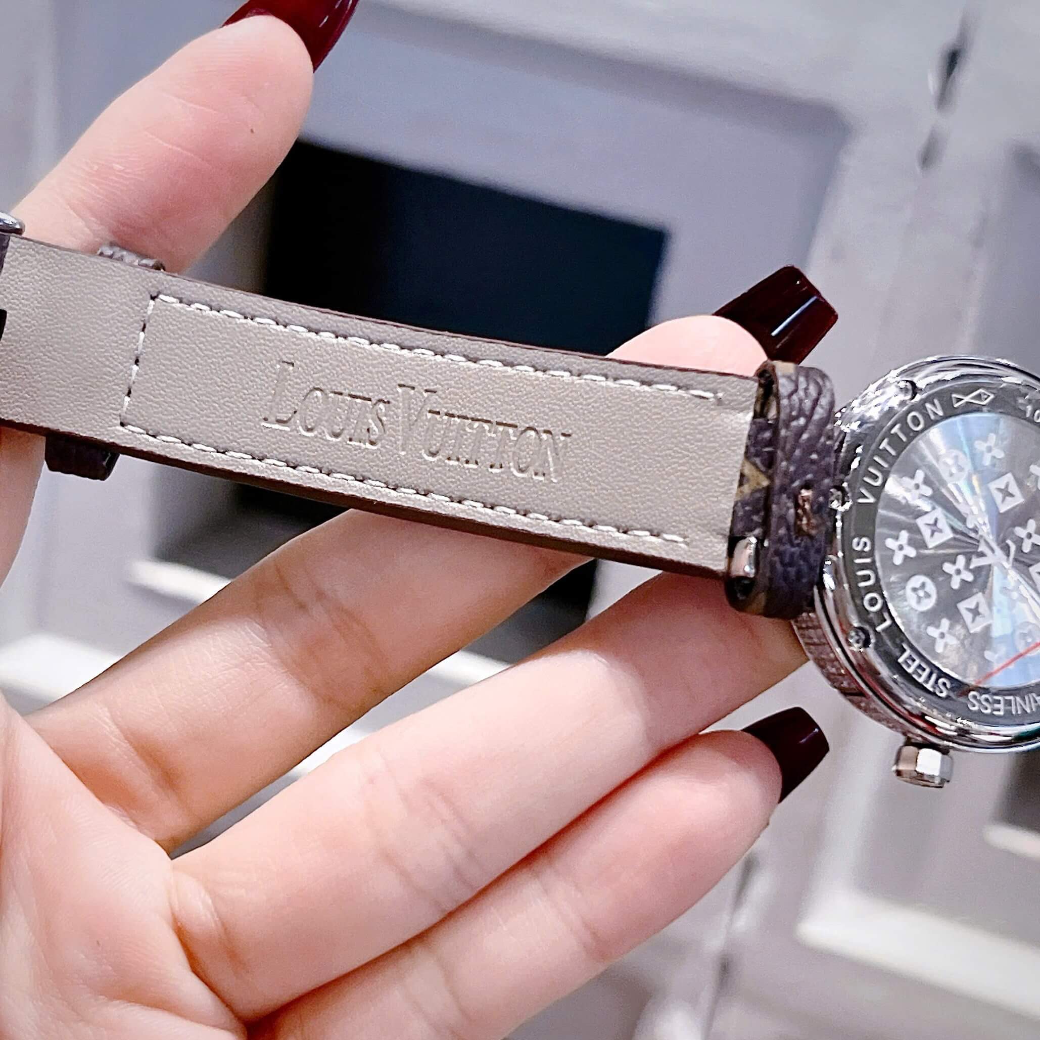 Đồng Hồ Nữ Louis Vuitton Siêu Cấp Dây Da Nâu Logo Mặt Cỏ 4 Lá Đính Đá Size 32mm - Vỏ Silver