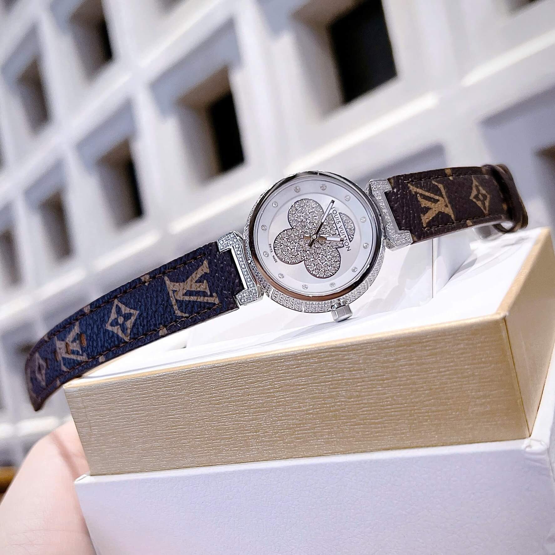 Đồng Hồ Nữ Louis Vuitton Siêu Cấp Dây Da Nâu Logo Mặt Cỏ 4 Lá Đính Đá Size 32mm - Vỏ Silver