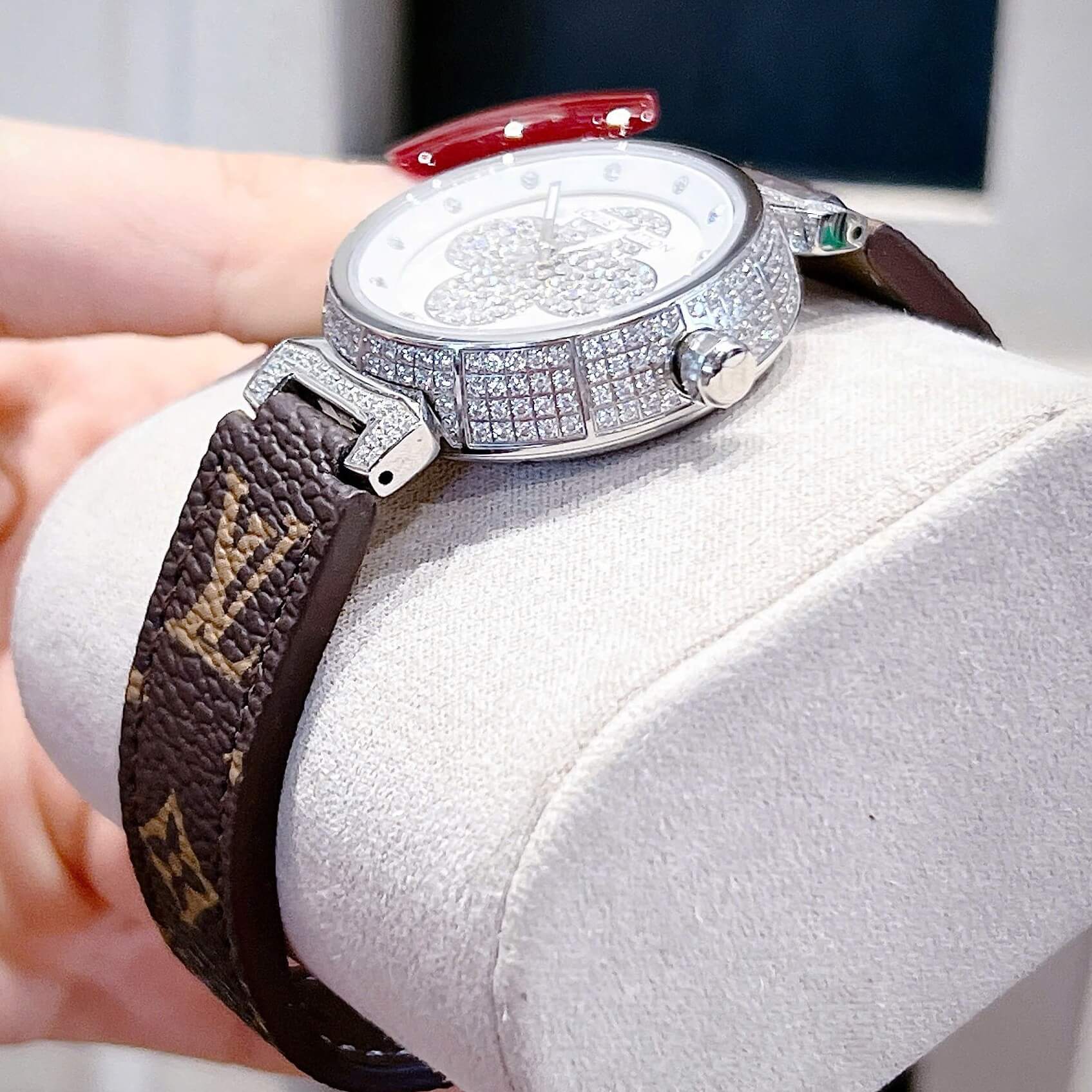 Đồng Hồ Nữ Louis Vuitton Siêu Cấp Dây Da Nâu Logo Mặt Cỏ 4 Lá Đính Đá Size 32mm - Vỏ Silver