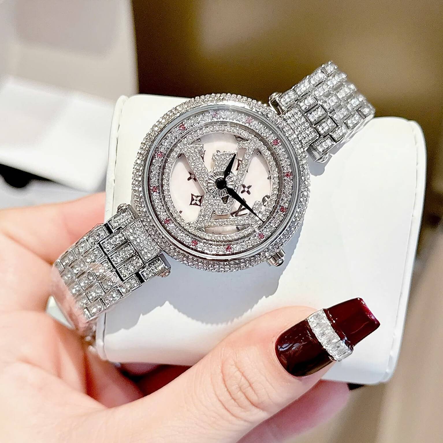 Đồng Hồ Nữ LV Mặt Xoay Đính Đá Mặt Và Dây Silver Sang Trọng Size 38mm Quartz