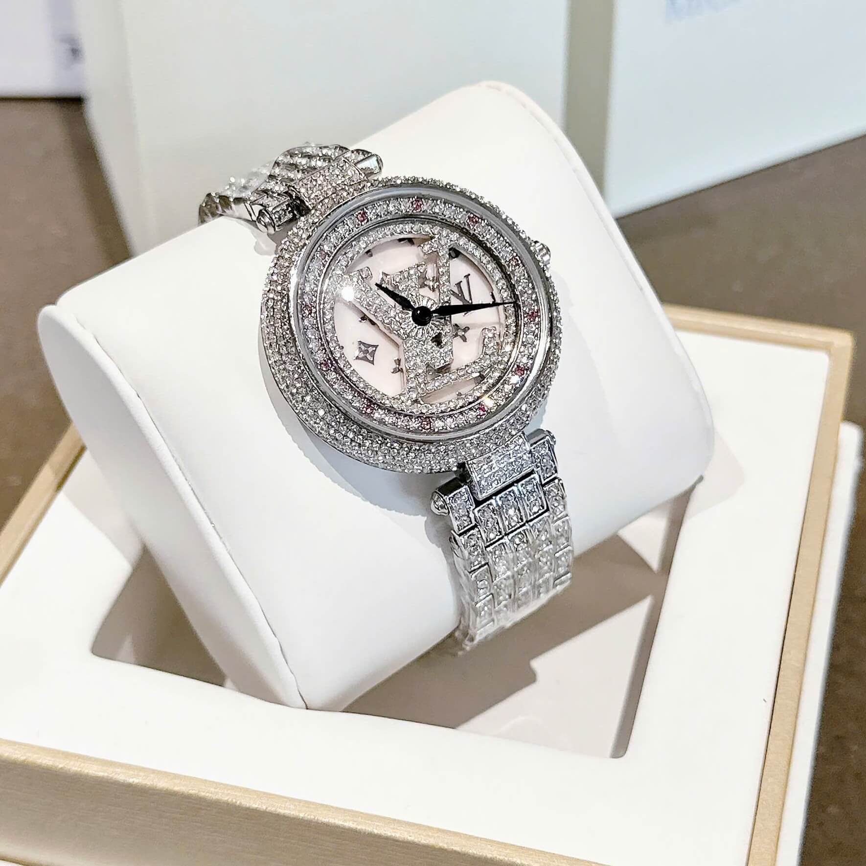 Đồng Hồ Nữ LV Mặt Xoay Đính Đá Mặt Và Dây Silver Sang Trọng Size 38mm Quartz