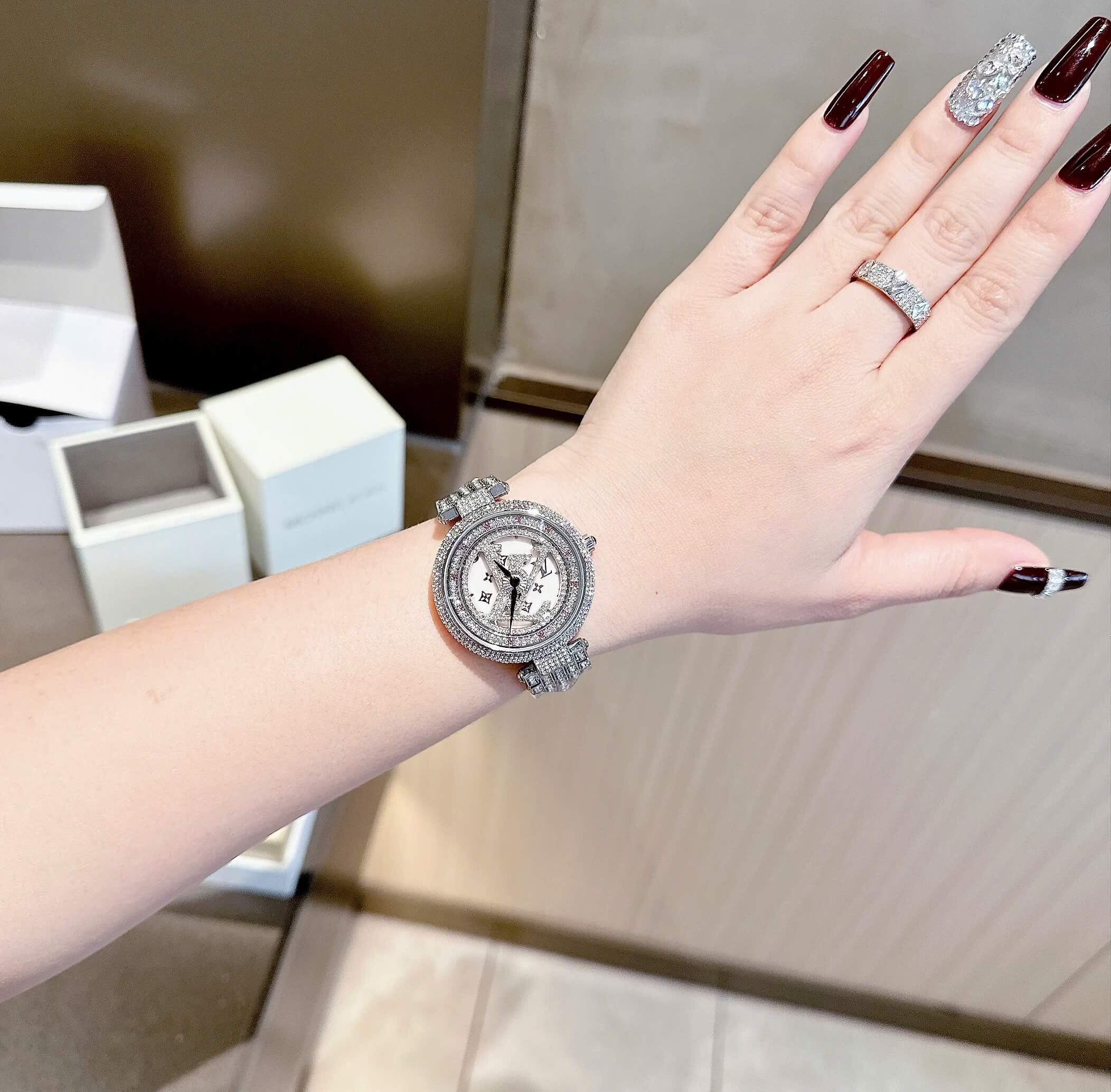 Đồng Hồ Nữ LV Mặt Xoay Đính Đá Mặt Và Dây Silver Sang Trọng Size 38mm Quartz