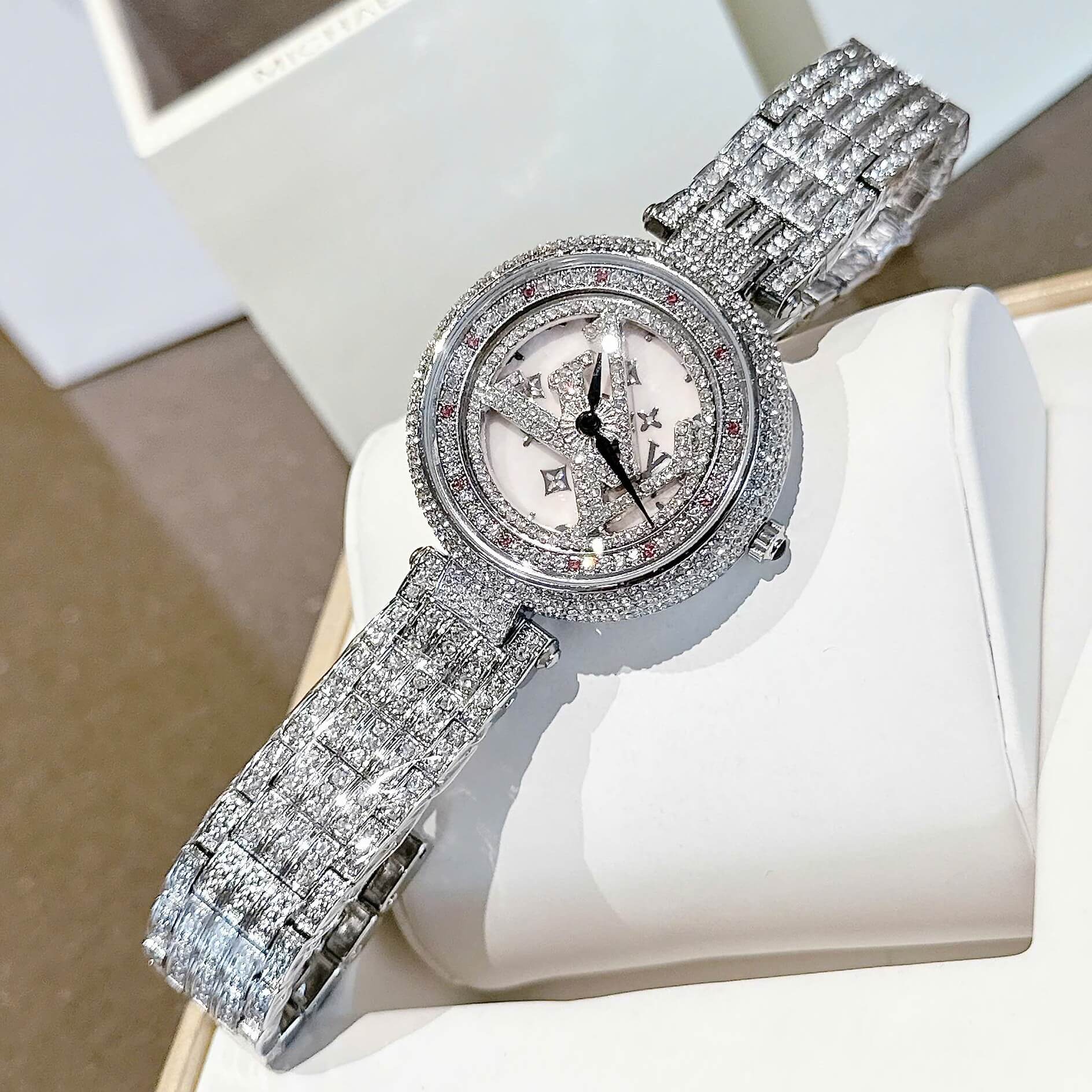 Đồng Hồ Nữ LV Mặt Xoay Đính Đá Mặt Và Dây Silver Sang Trọng Size 38mm Quartz