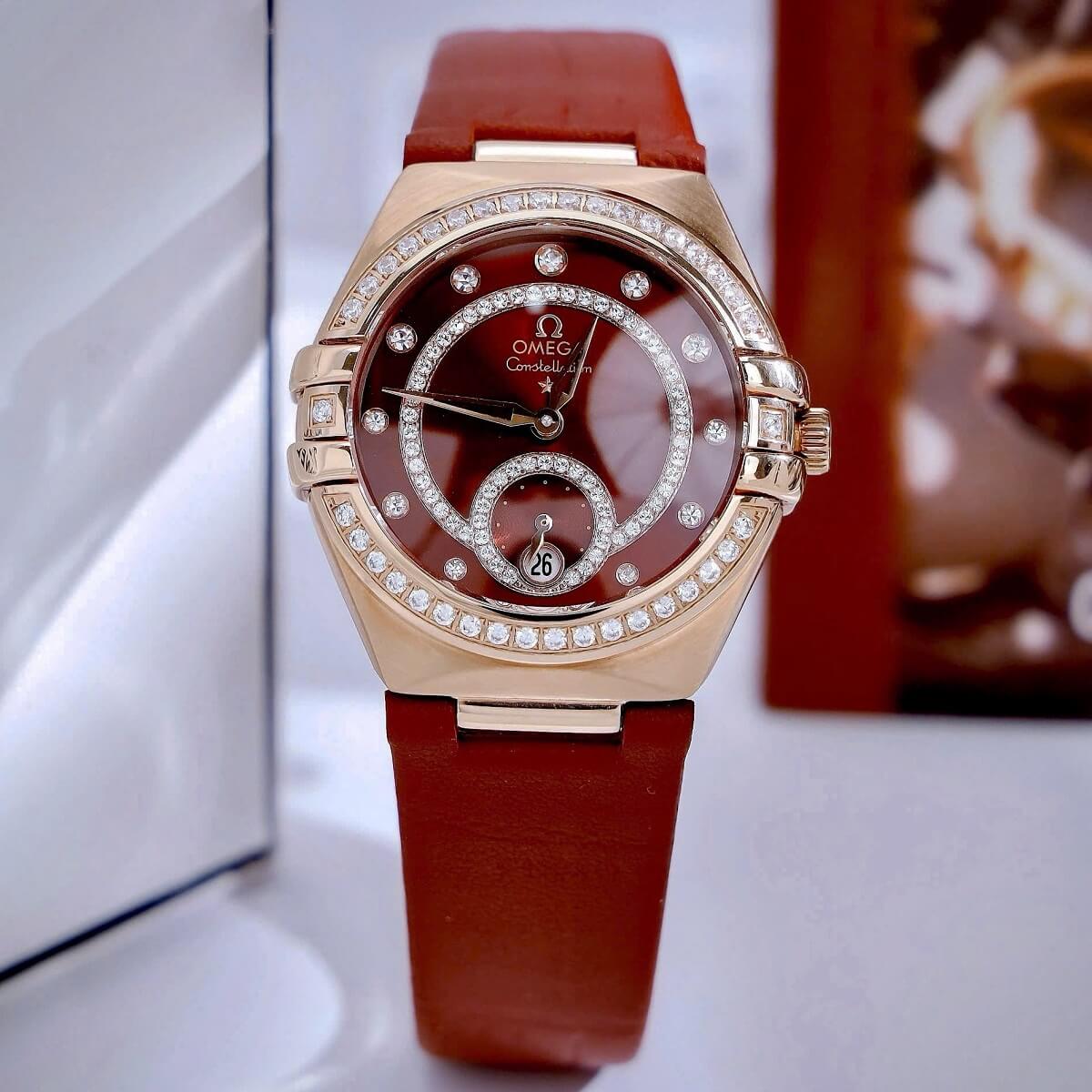 Đồng Hồ Nữ Omega Constellation Dây Da Đỏ Kính Sapphire Vỏ Rose Size 34mm
