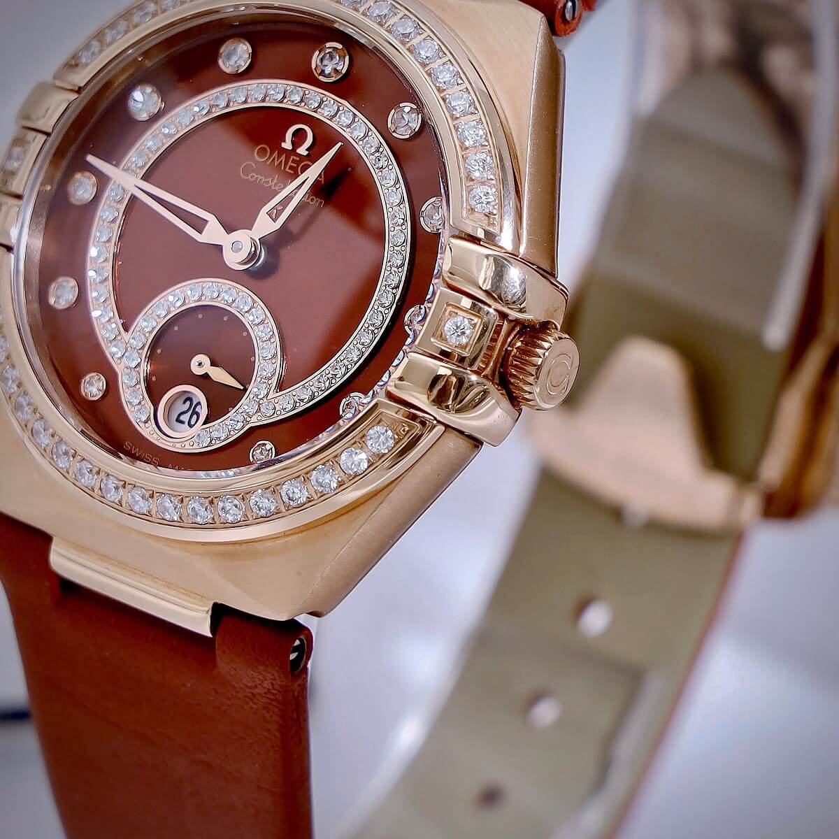 Đồng Hồ Nữ Omega Constellation Dây Da Đỏ Kính Sapphire Vỏ Rose Size 34mm