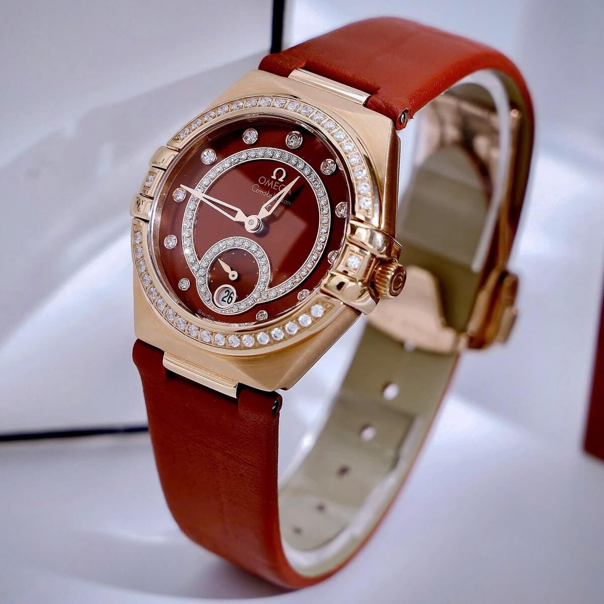 Đồng Hồ Nữ Omega Constellation Dây Da Đỏ Kính Sapphire Vỏ Rose Size 34mm