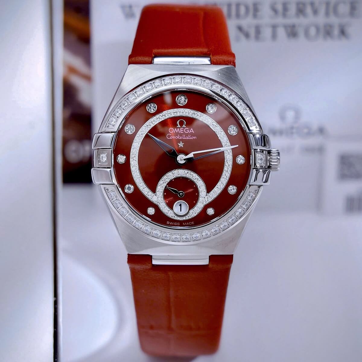 Đồng Hồ Nữ Omega Constellation Dây Da Đỏ Kính Sapphire Vỏ Silver Size 34mm