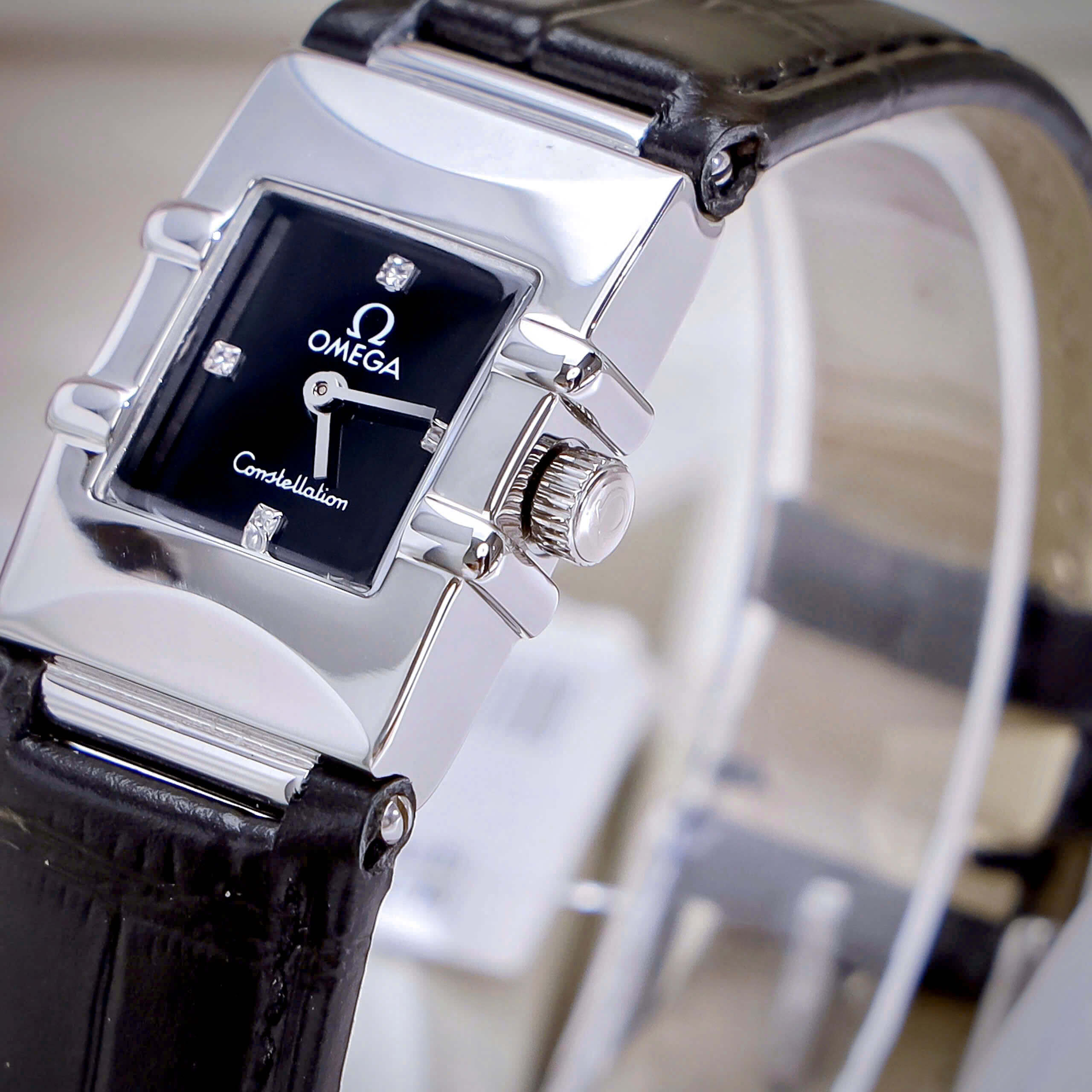 Đồng Hồ Nữ Omega Constellation Dây Da Màu Đen Mặt Vuông Niềng Trơn Size 22x28mm - Quartz Japan