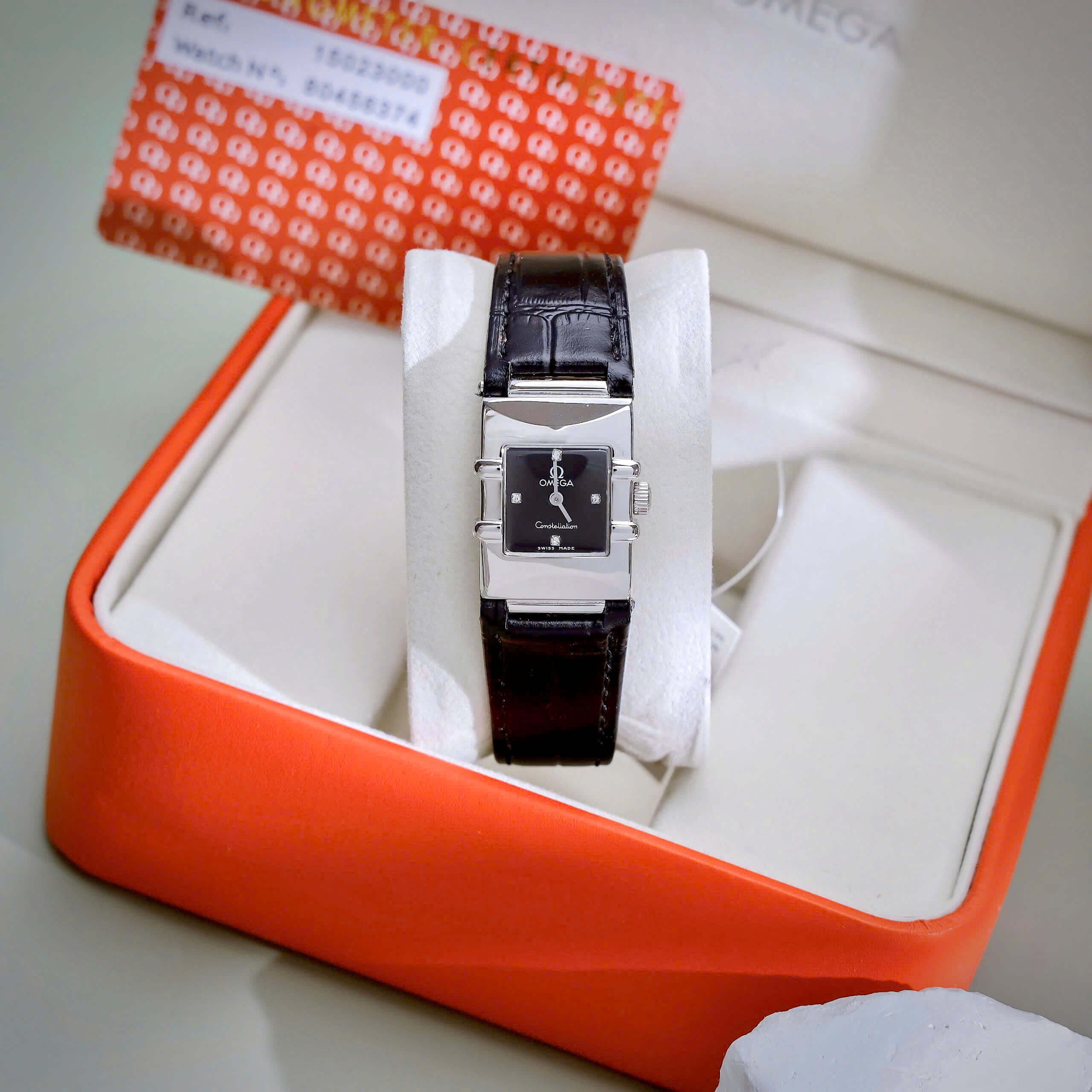 Đồng Hồ Nữ Omega Constellation Dây Da Màu Đen Mặt Vuông Niềng Trơn Size 22x28mm - Quartz Japan