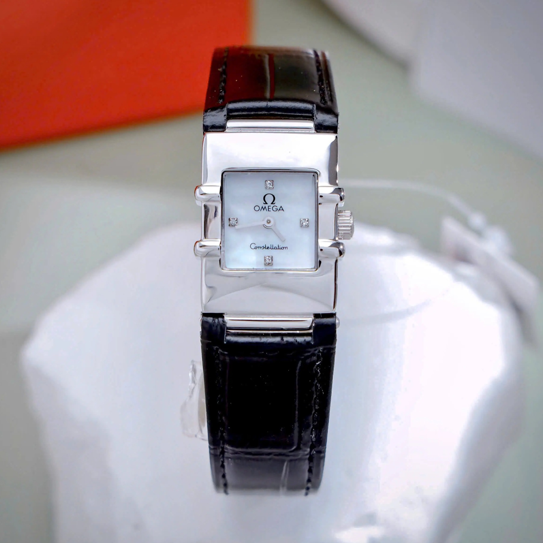 Đồng Hồ Nữ Omega Constellation Dây Da Màu Đen Mặt Vuông Trắng Niềng Trơn Size 22x28mm - Quartz Japan