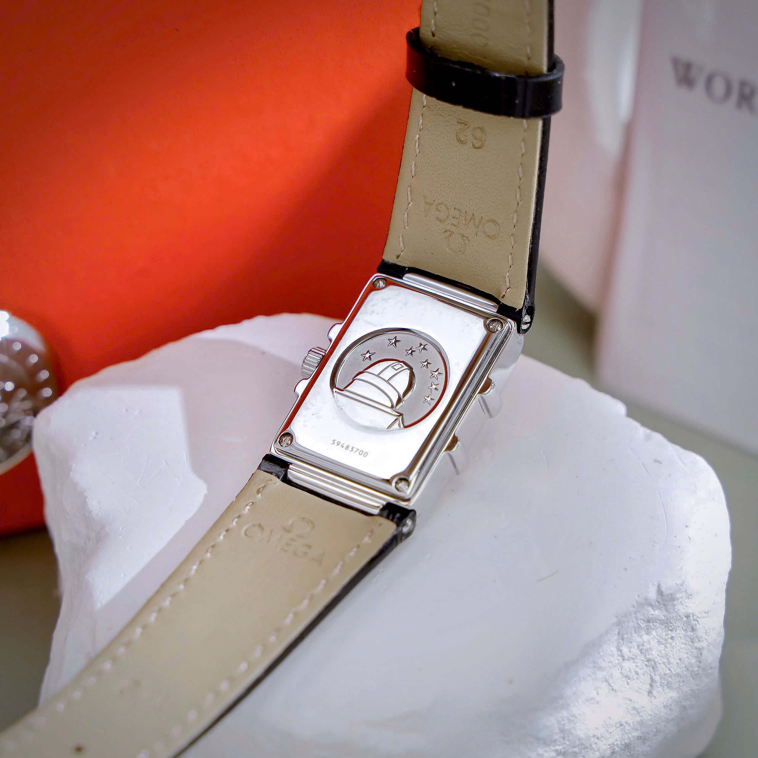 Đồng Hồ Nữ Omega Constellation Dây Da Màu Đen Mặt Vuông Trắng Niềng Trơn Size 22x28mm - Quartz Japan