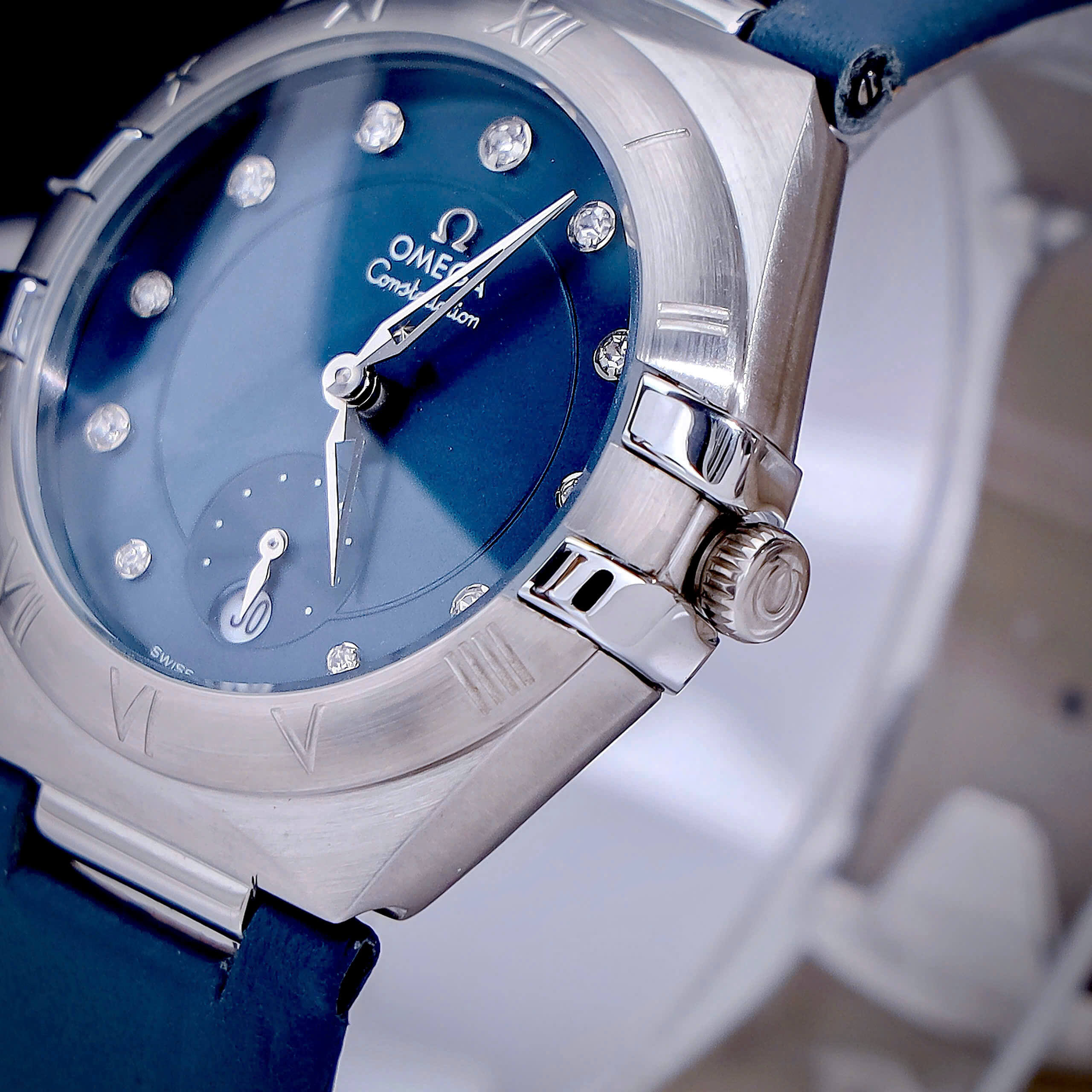Đồng Hồ Nữ Omega Constellation Dây Da Xanh Dương Vỏ Silver Niềng Trơn Size 34mm - Quartz Japan