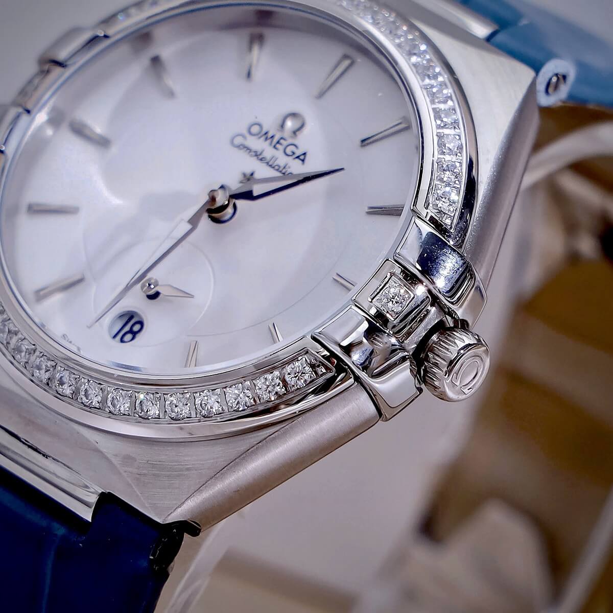Đồng Hồ Nữ Omega Constellation Dây Da Xanh Kính Sapphire Vỏ Silver Size 34mm