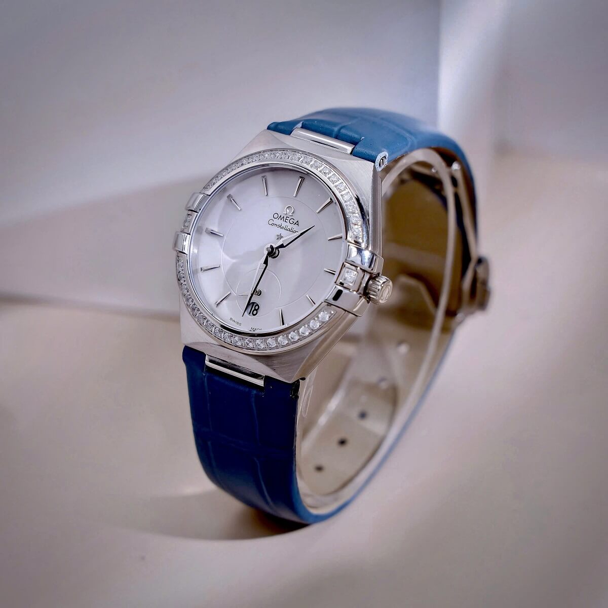 Đồng Hồ Nữ Omega Constellation Dây Da Xanh Kính Sapphire Vỏ Silver Size 34mm