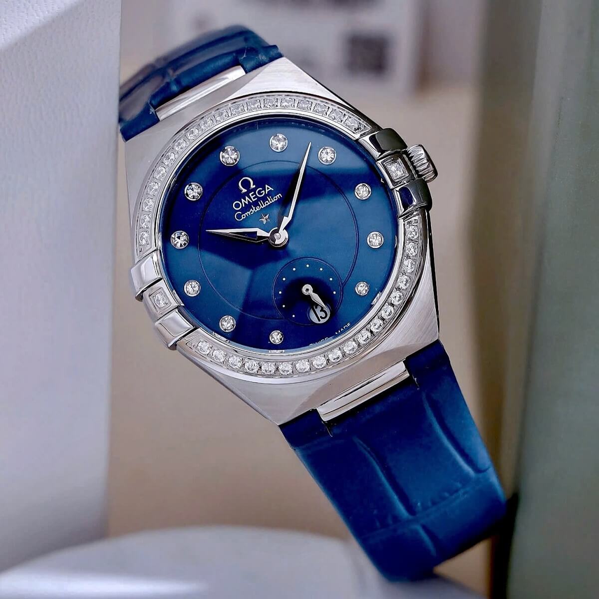 Đồng Hồ Nữ Omega Constellation Dây Da Xanh Kính Sapphire Vỏ Silver Size 34mm