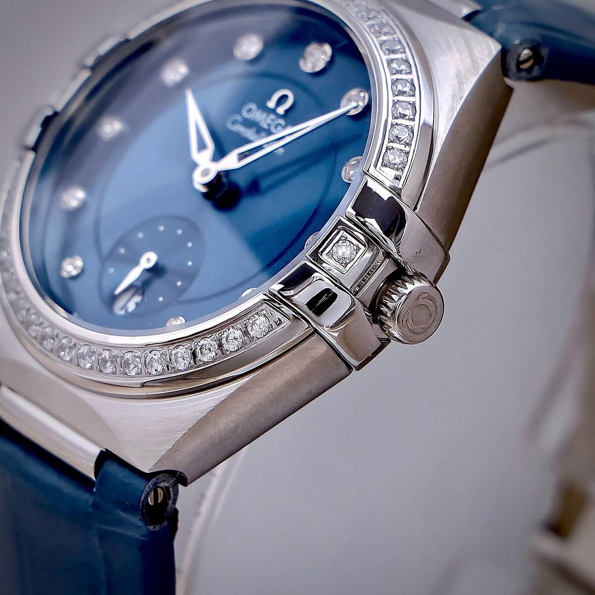 Đồng Hồ Nữ Omega Constellation Dây Da Xanh Kính Sapphire Vỏ Silver Size 34mm