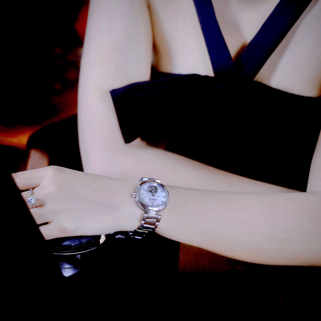 Đồng Hồ Nữ Omega Ladymatic Dây Kim Loại Màu Bạc Mặt Trắng Xà Cừ Size 34mm (Automatic)