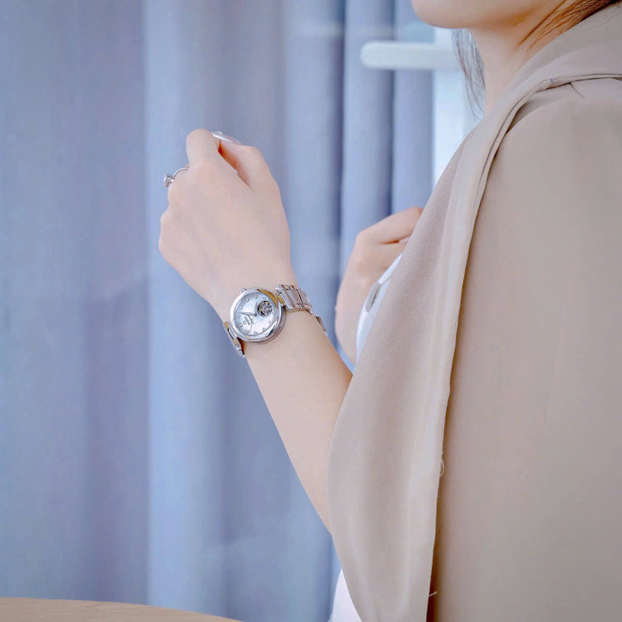 Đồng Hồ Nữ Omega Ladymatic Dây Kim Loại Màu Bạc Mặt Trắng Xà Cừ Size 34mm (Automatic)