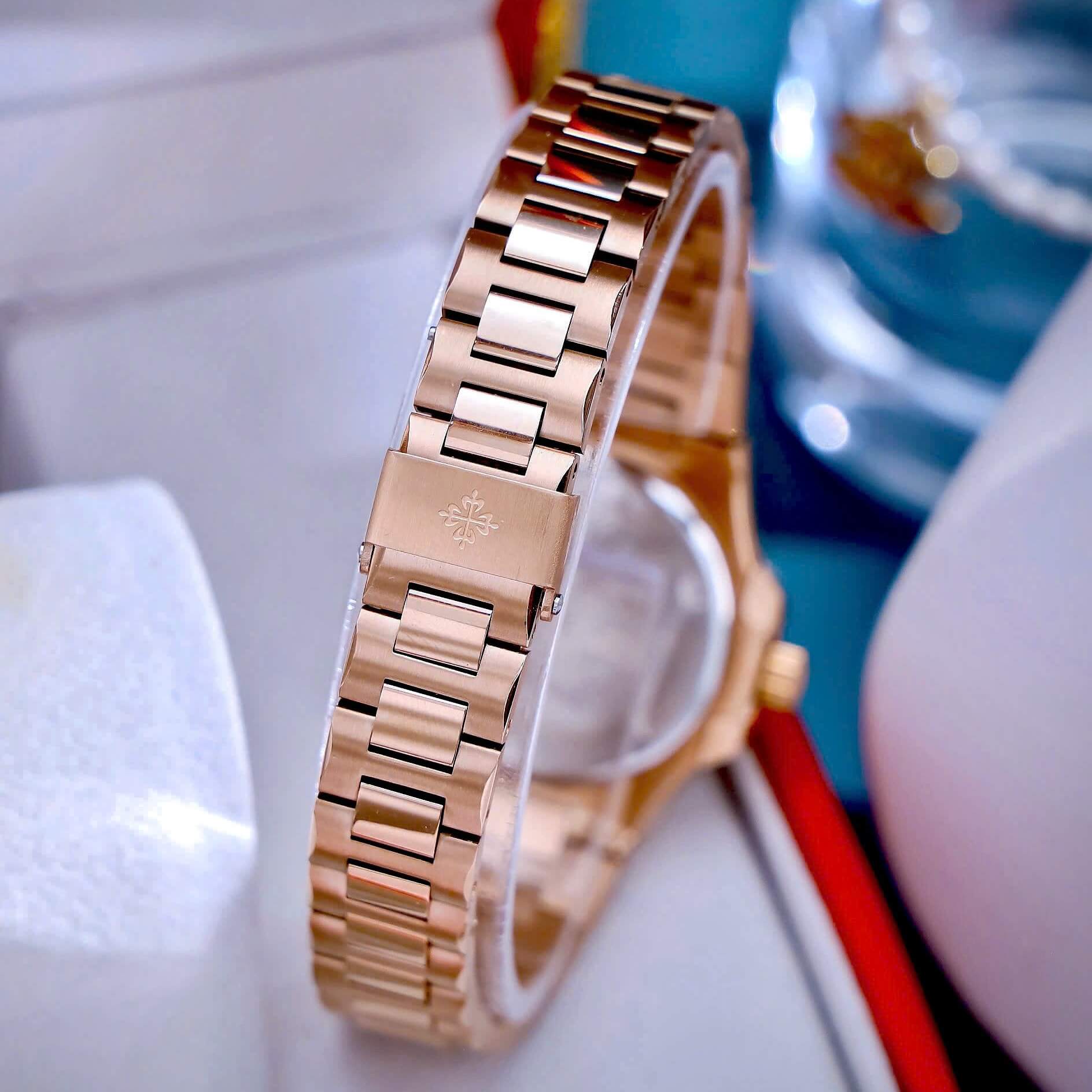 Đồng Hồ Nữ Patek Philippe Nautilus Dây Kim Loại Rose Gold Mặt Trắng Viền Đính Đá 32mm - Quartz