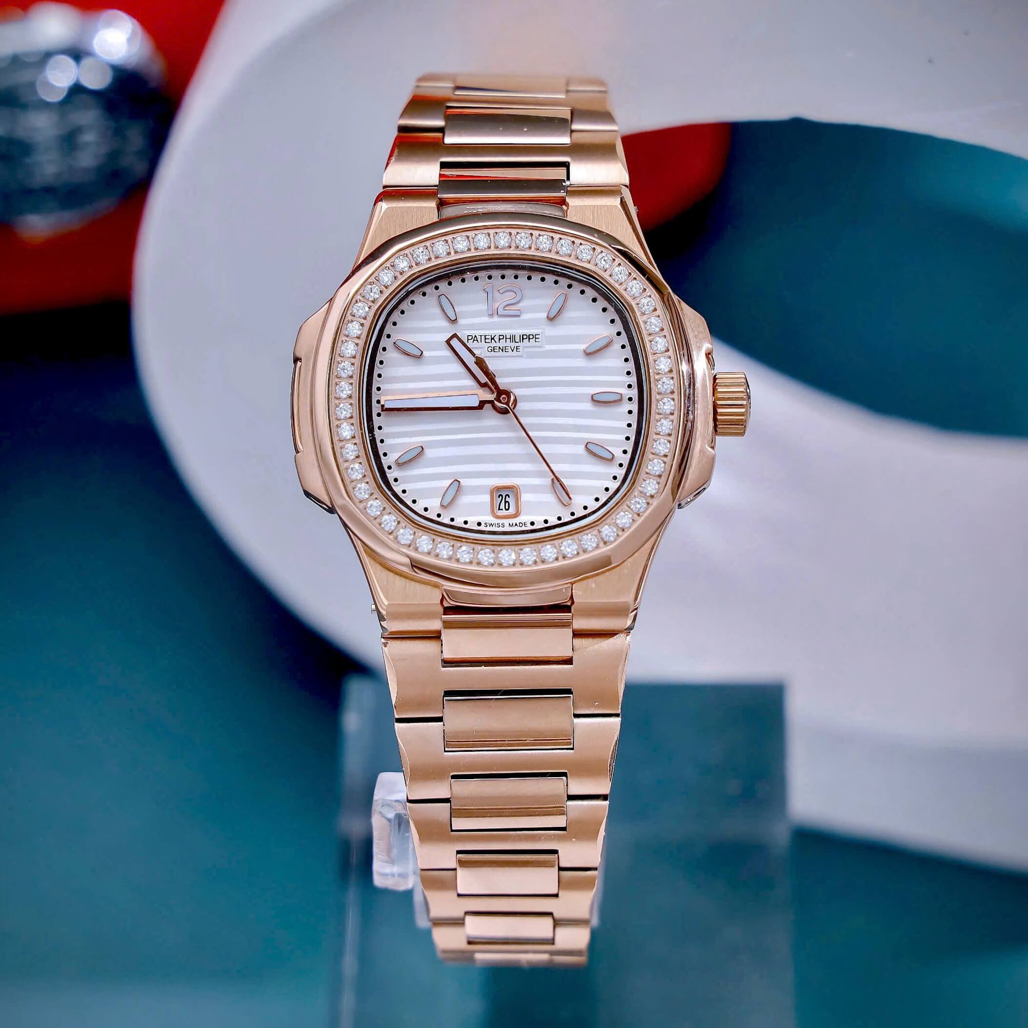 Đồng Hồ Nữ Patek Philippe Nautilus Dây Kim Loại Rose Gold Mặt Trắng Viền Đính Đá 32mm - Quartz