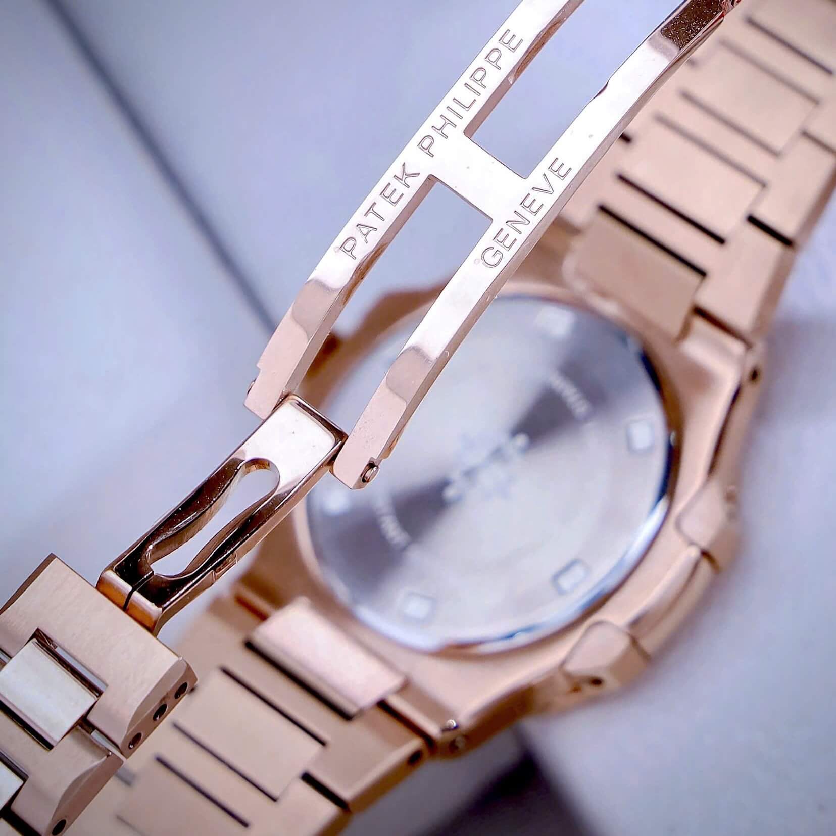 Đồng Hồ Nữ Patek Philippe Nautilus Dây Kim Loại Rose Gold Mặt Trắng Viền Đính Đá 32mm - Quartz