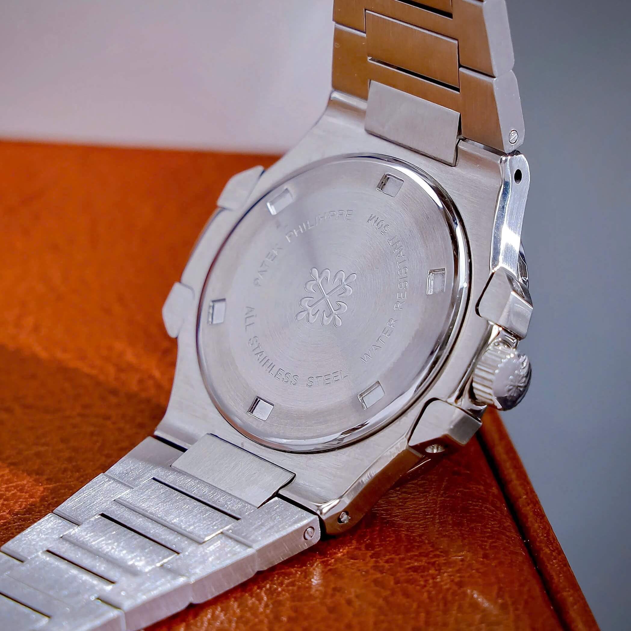 Đồng Hồ Nữ Patek Philippe Nautilus Dây Kim Loại Silver Mặt Xanh Lá Viền Đính Đá 32mm - Quartz