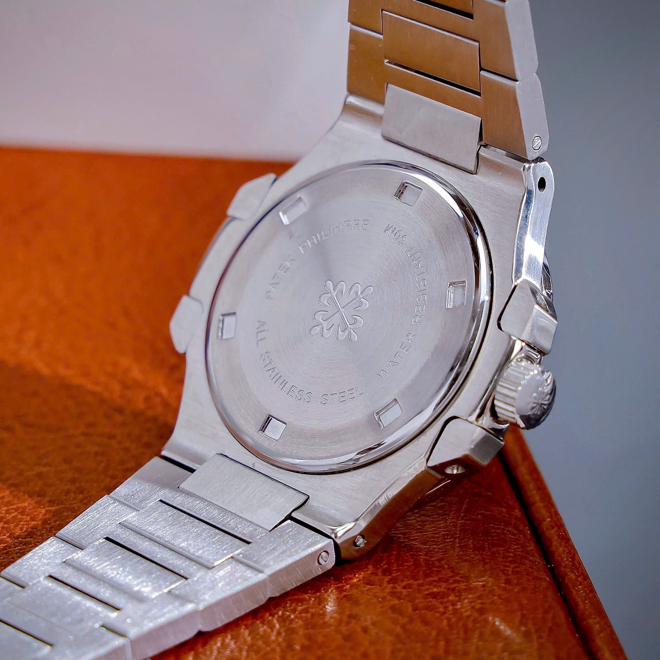 Đồng Hồ Nữ Patek Philippe Nautilus Dây Kim Loại Silver Mặt Ombre Viền Đính Đá 32mm - Quartz