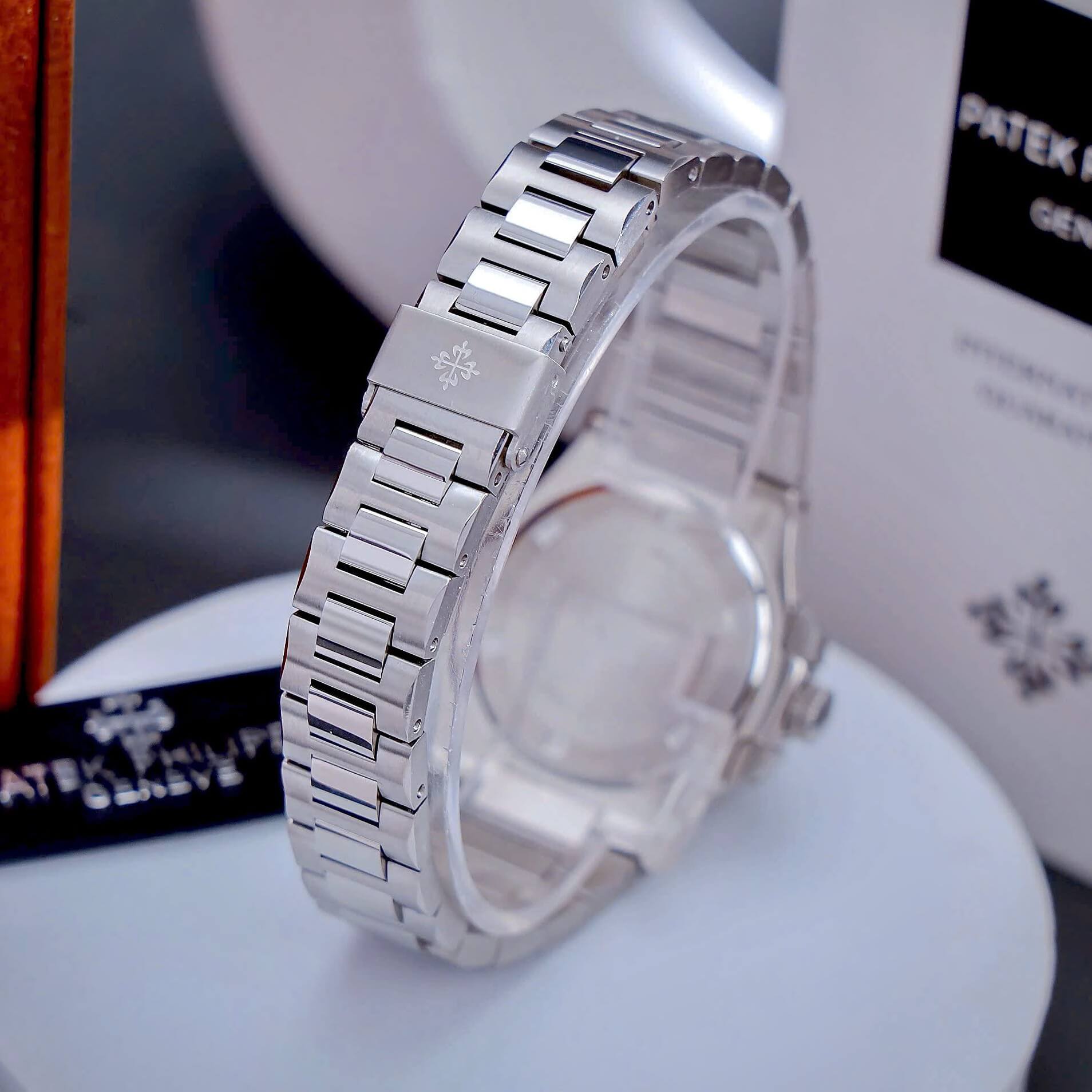 Đồng Hồ Nữ Patek Philippe Nautilus Dây Kim Loại Silver Mặt Đen Viền Đính Đá 32mm - Quartz
