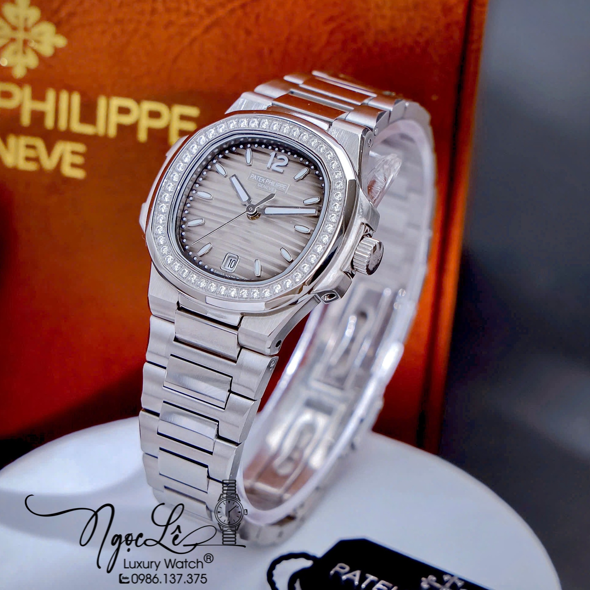 Đồng Hồ Nữ Patek Philippe Nautilus Dây Kim Loại Silver Mặt Ombre Viền Đính Đá 32mm - Quartz