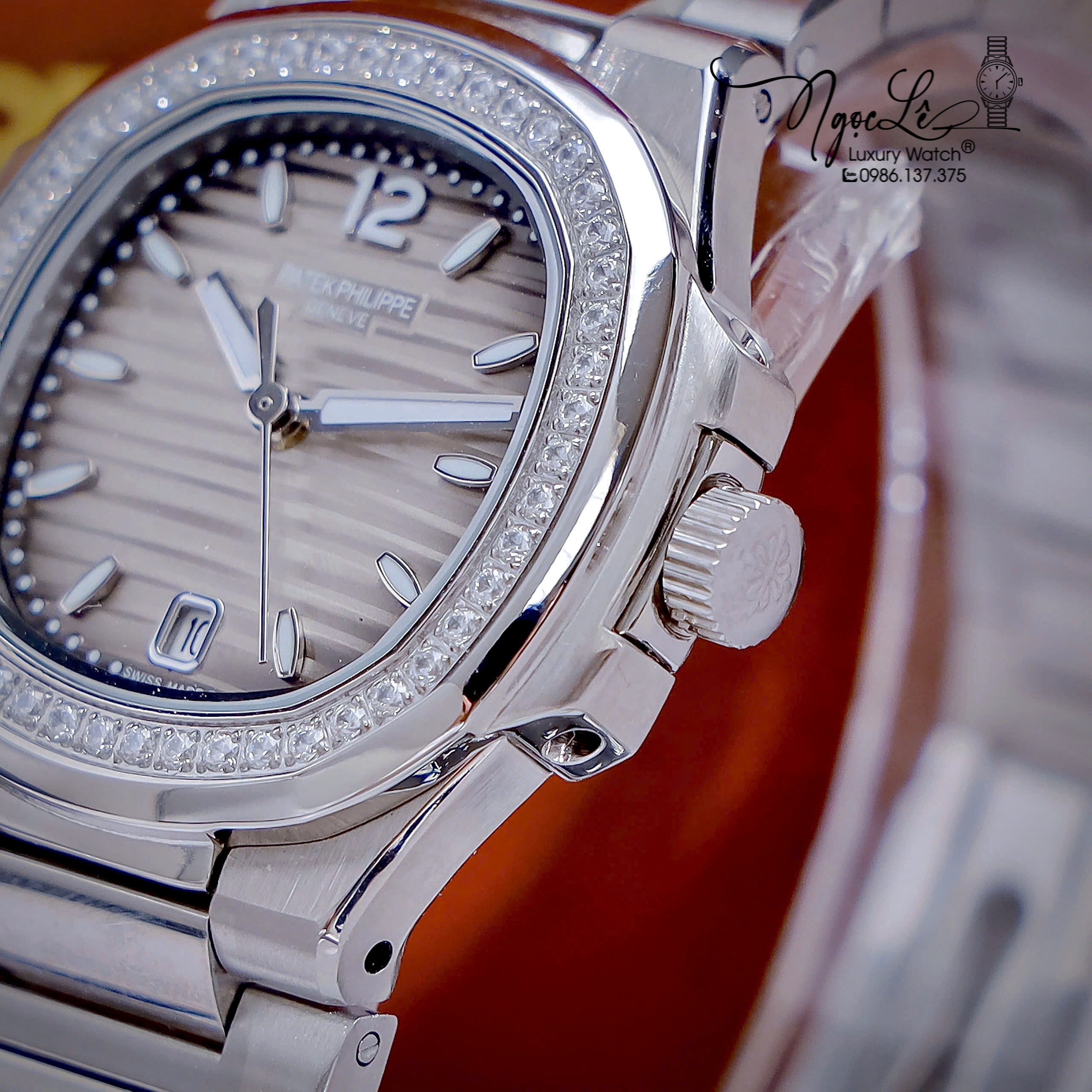 Đồng Hồ Nữ Patek Philippe Nautilus Dây Kim Loại Silver Mặt Ombre Viền Đính Đá 32mm - Quartz