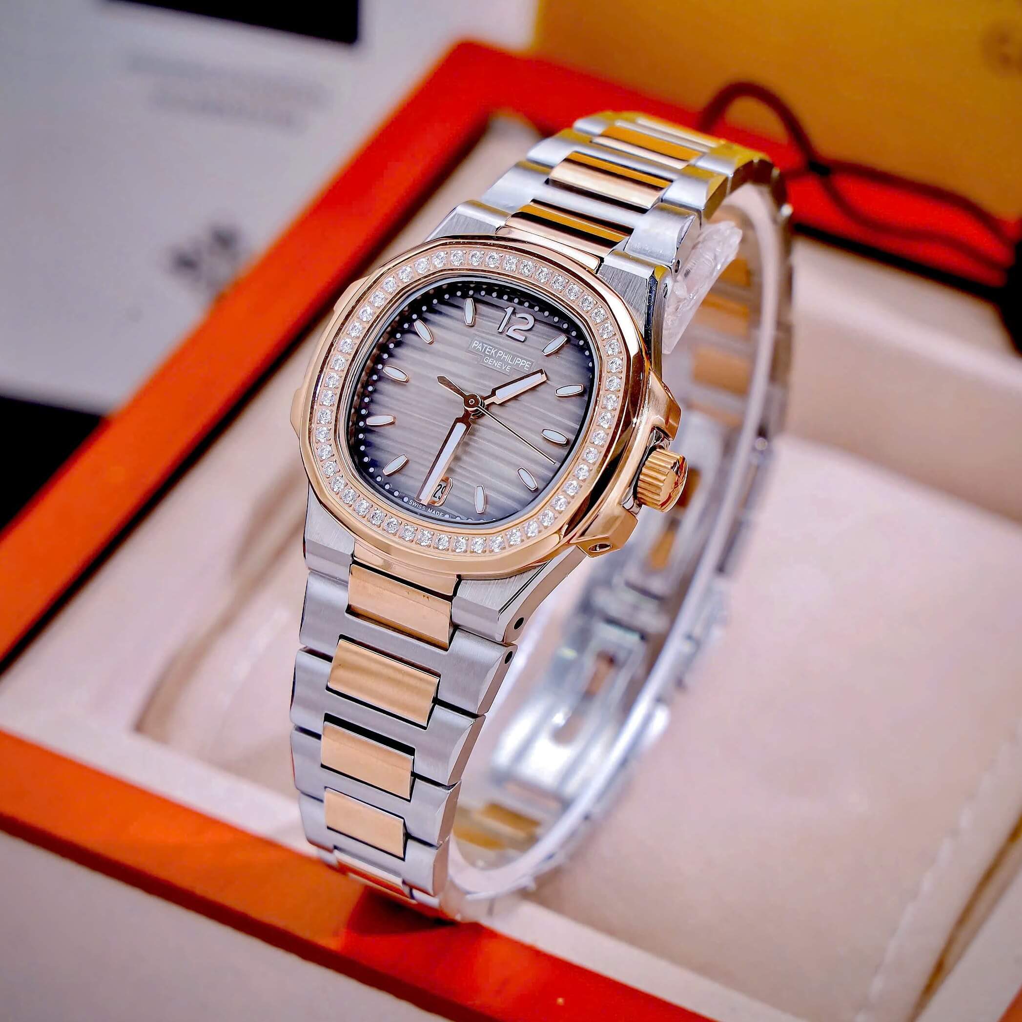 Đồng Hồ Nữ Patek Philippe Nautilus Dây Kim Loại Demi Rose Mặt Ombre Viền Đính Đá 32mm - Quartz