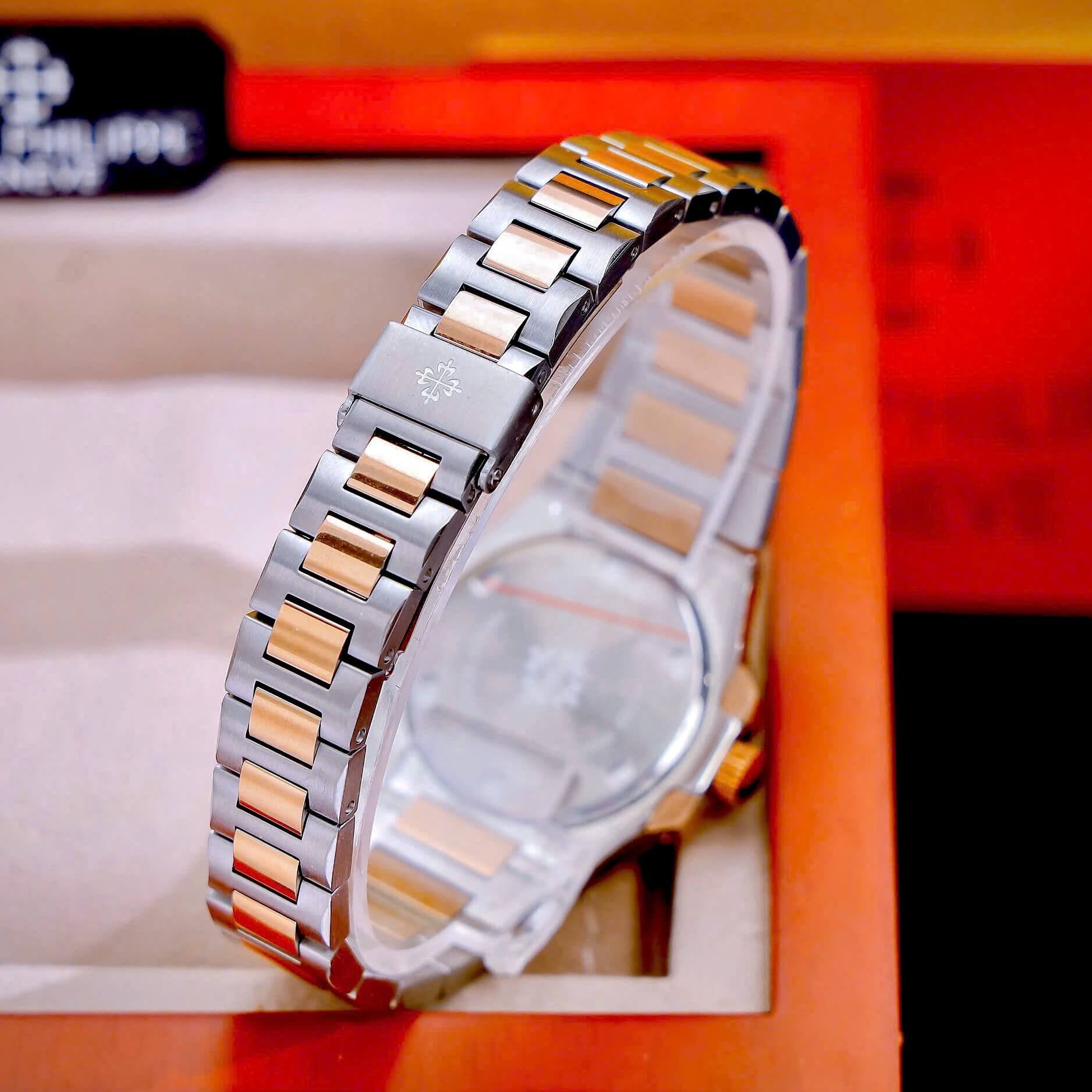 Đồng Hồ Nữ Patek Philippe Nautilus Dây Kim Loại Demi Rose Mặt Ombre Viền Đính Đá 32mm - Quartz