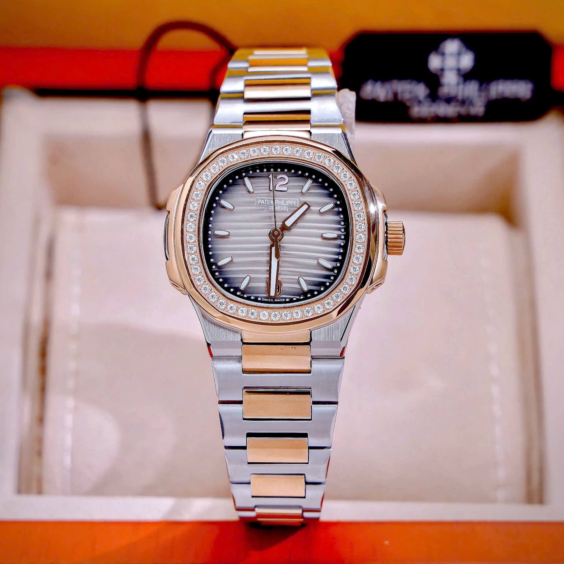 Đồng Hồ Nữ Patek Philippe Nautilus Dây Kim Loại Demi Rose Mặt Ombre Viền Đính Đá 32mm - Quartz