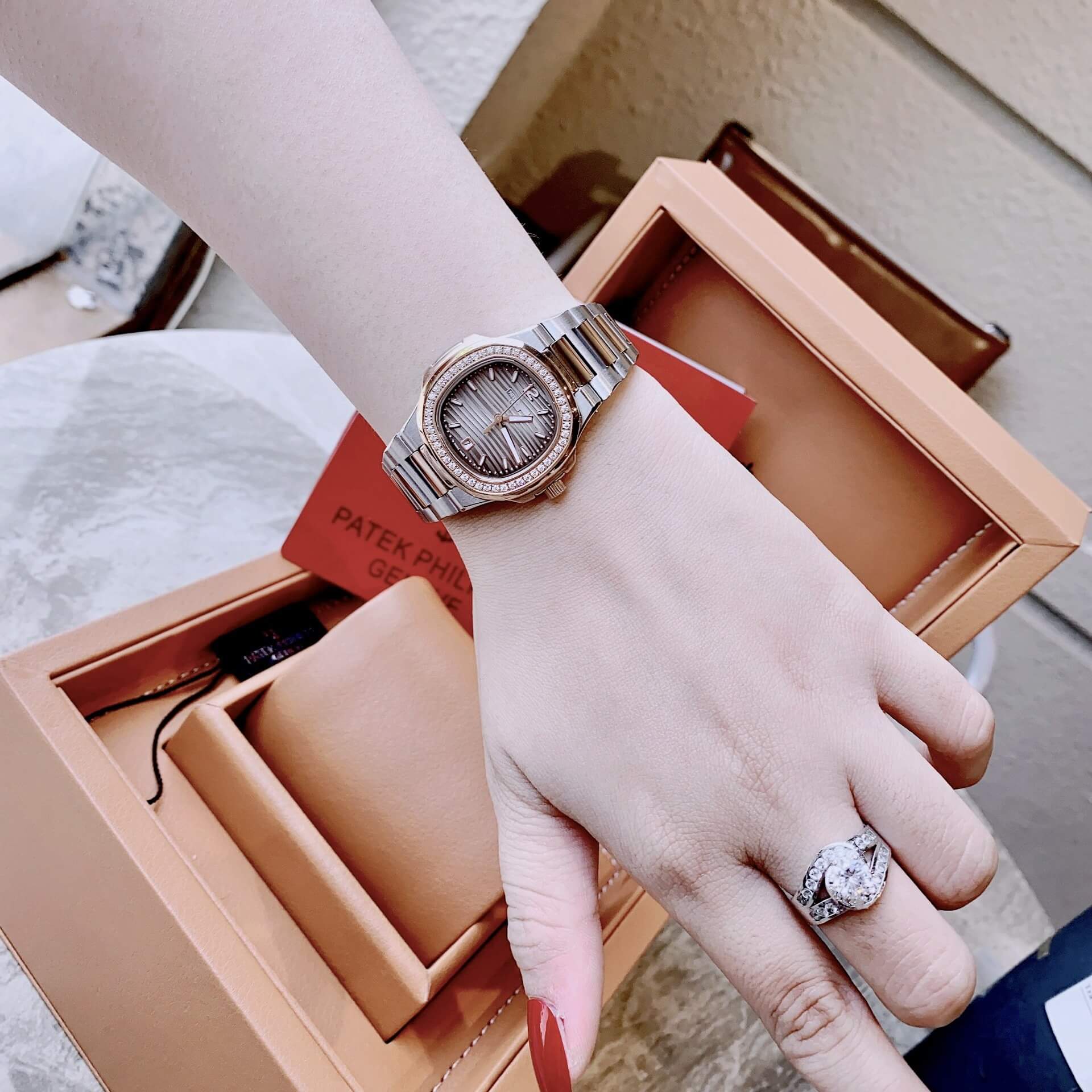 Đồng Hồ Nữ Patek Philippe Nautilus Dây Kim Loại Demi Rose Mặt Ombre Viền Đính Đá 32mm - Quartz