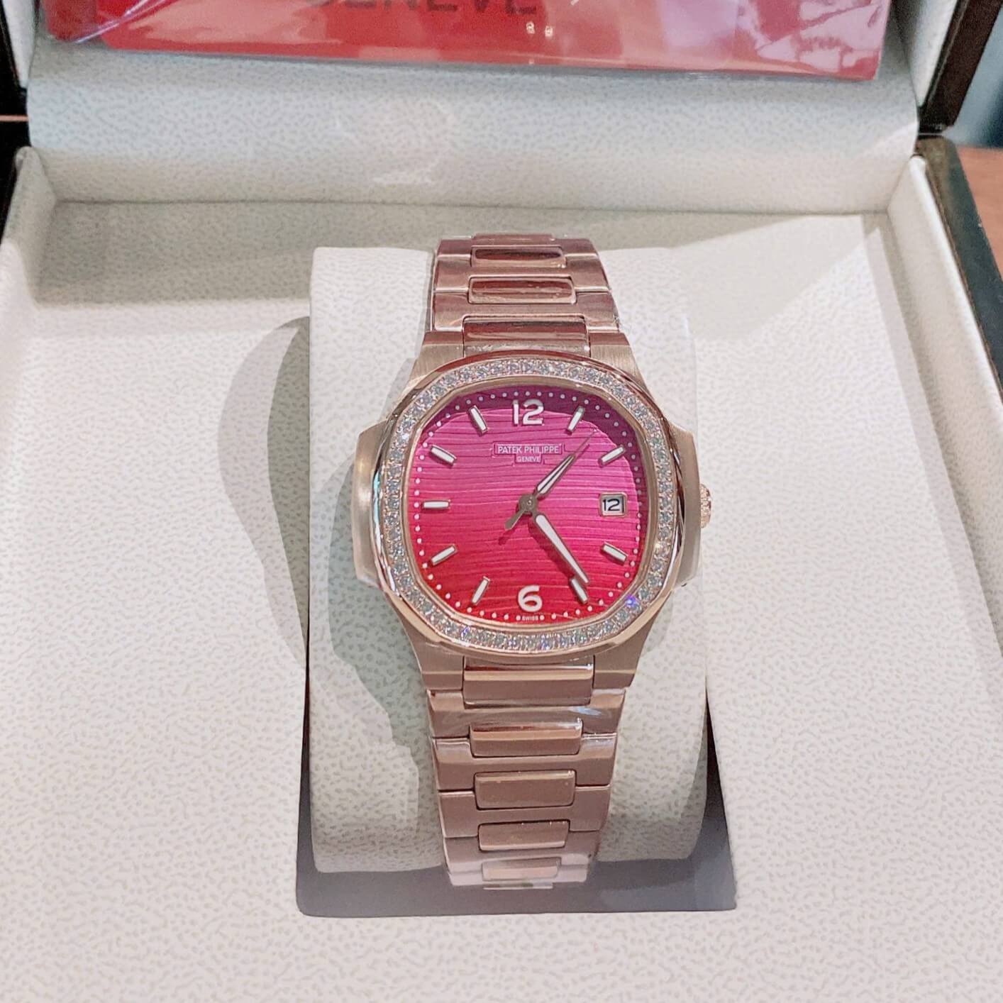 Đồng Hồ Nữ Patek Philippe Nautilus Dây Kim Loại Màu Vàng Hồng Mặt Hồng Cánh Sen Máy Quartz Thụy Sĩ Size 35.2mm