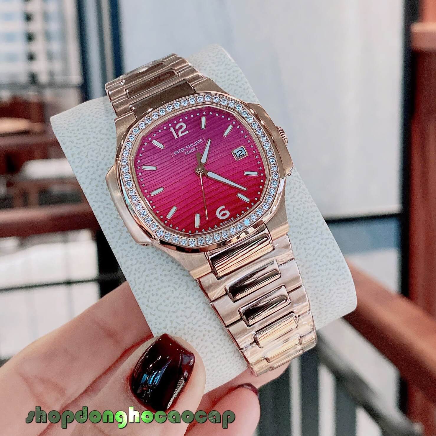 Đồng Hồ Nữ Patek Philippe Nautilus Dây Kim Loại Màu Vàng Hồng Mặt Hồng Cánh Sen Máy Quartz Thụy Sĩ Size 35.2mm