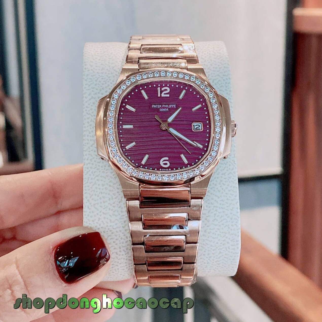 Đồng Hồ Nữ Patek Philippe Nautilus Dây Kim Loại Màu Vàng Hồng Mặt Hồng Đậm Máy Quartz Thụy Sĩ Size 35.2mm