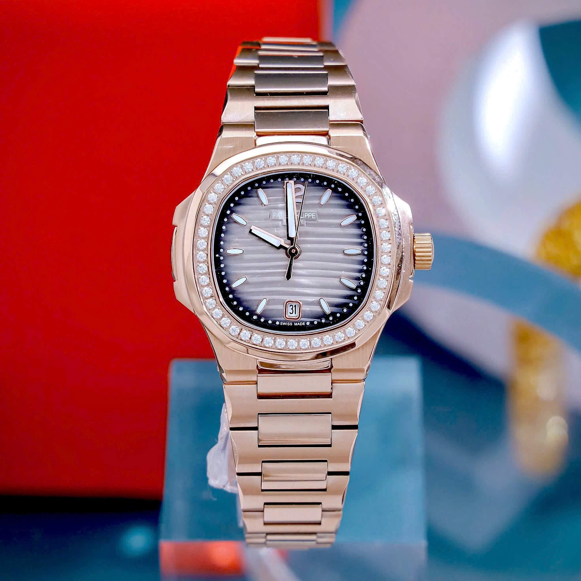 Đồng Hồ Nữ Patek Philippe Nautilus Dây Kim Loại Rose Gold Mặt Ombre Viền Đính Đá 32mm - Quartz