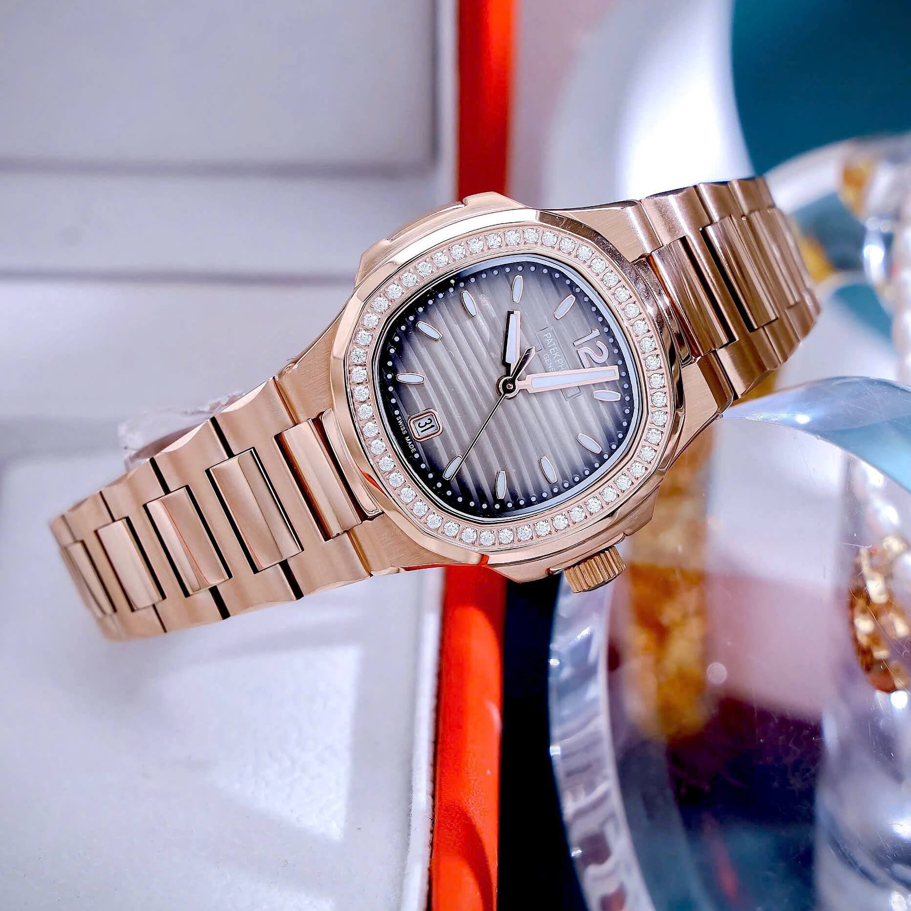 Đồng Hồ Nữ Patek Philippe Nautilus Dây Kim Loại Rose Gold Mặt Ombre Viền Đính Đá 32mm - Quartz