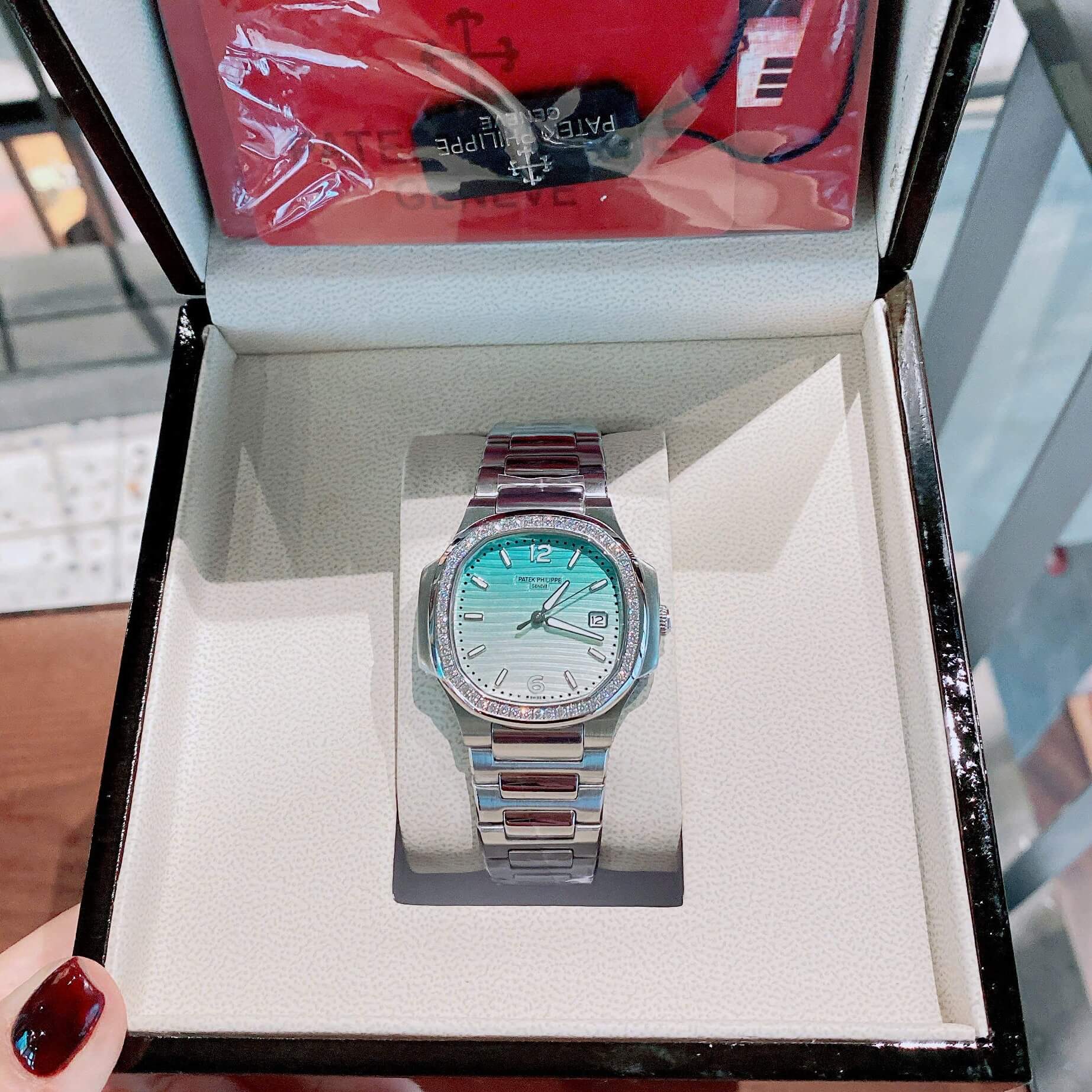 Đồng Hồ Nữ Patek Philippe Nautilus Dây Kim Loại Silver Mặt Ombre Xanh Pastel Máy Quartz Thụy Sĩ Size 35.2mm
