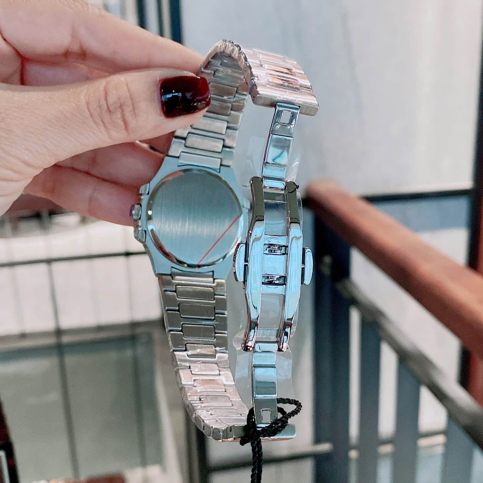 Đồng Hồ Nữ Patek Philippe Nautilus Dây Kim Loại Silver Mặt Ombre Xanh Pastel Máy Quartz Thụy Sĩ Size 35.2mm