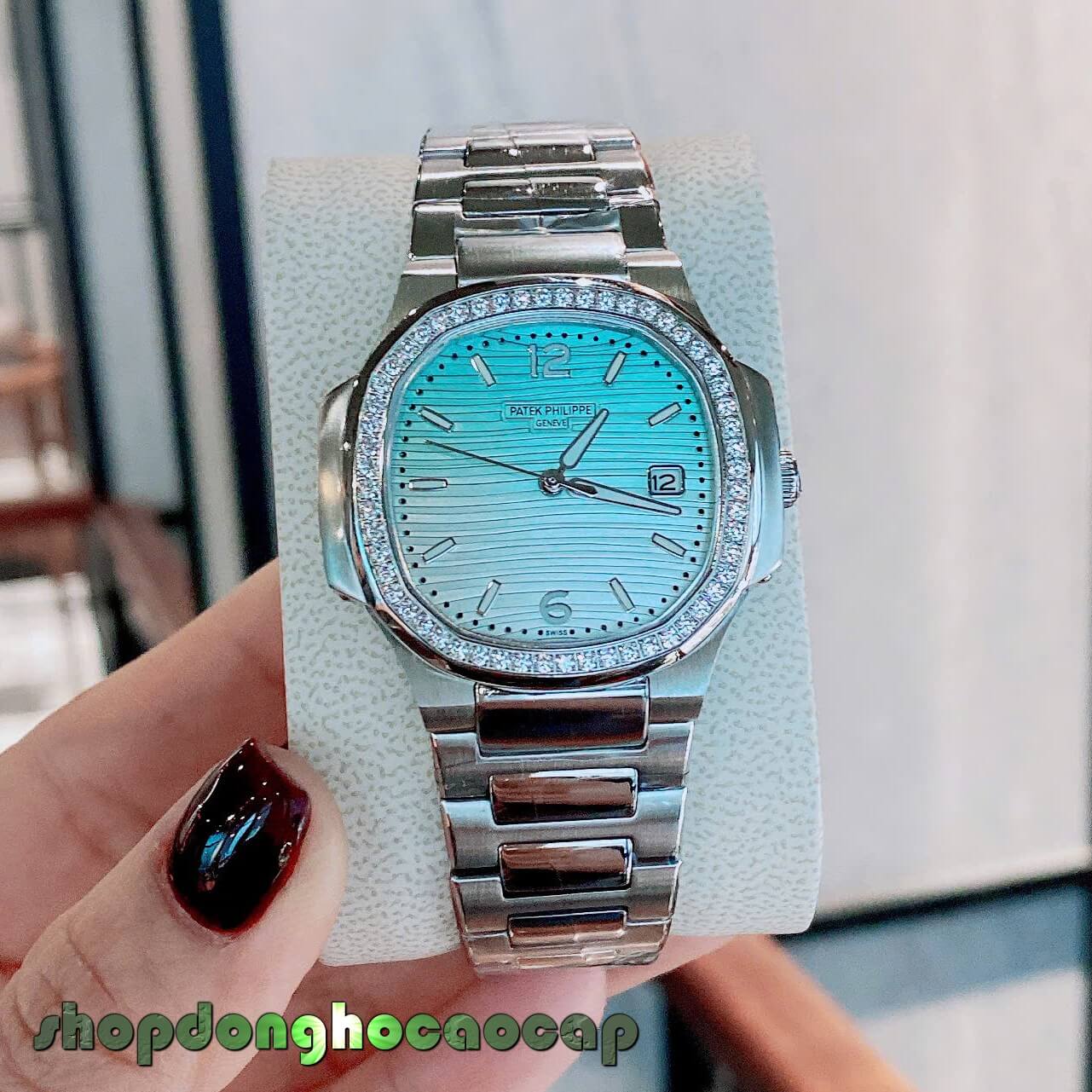 Đồng Hồ Nữ Patek Philippe Nautilus Dây Kim Loại Silver Mặt Ombre Xanh Pastel Máy Quartz Thụy Sĩ Size 35.2mm