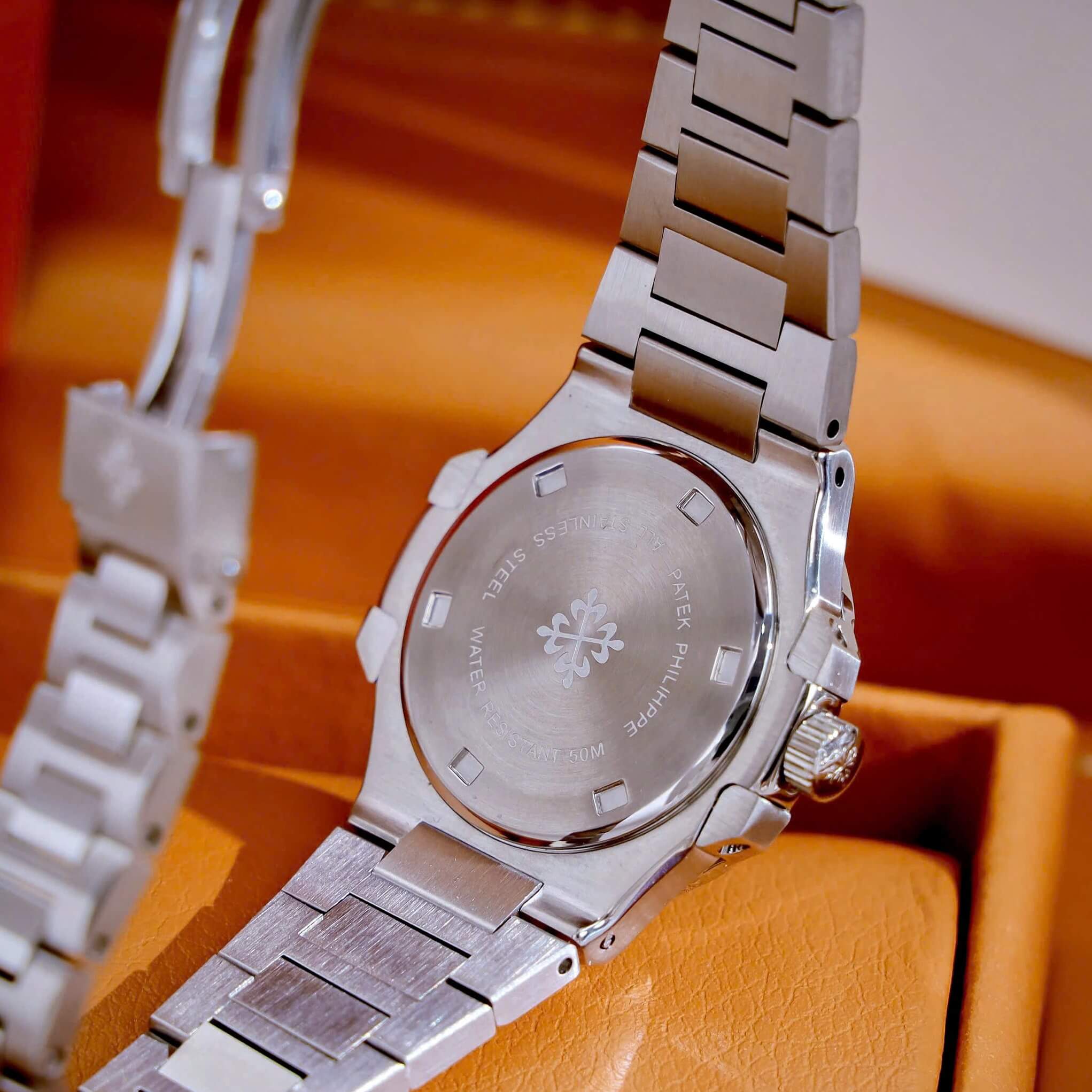 Đồng Hồ Nữ Patek Philippe Nautilus Dây Kim Loại Silver Mặt Đen Viền Đính Đá 32mm - Quartz
