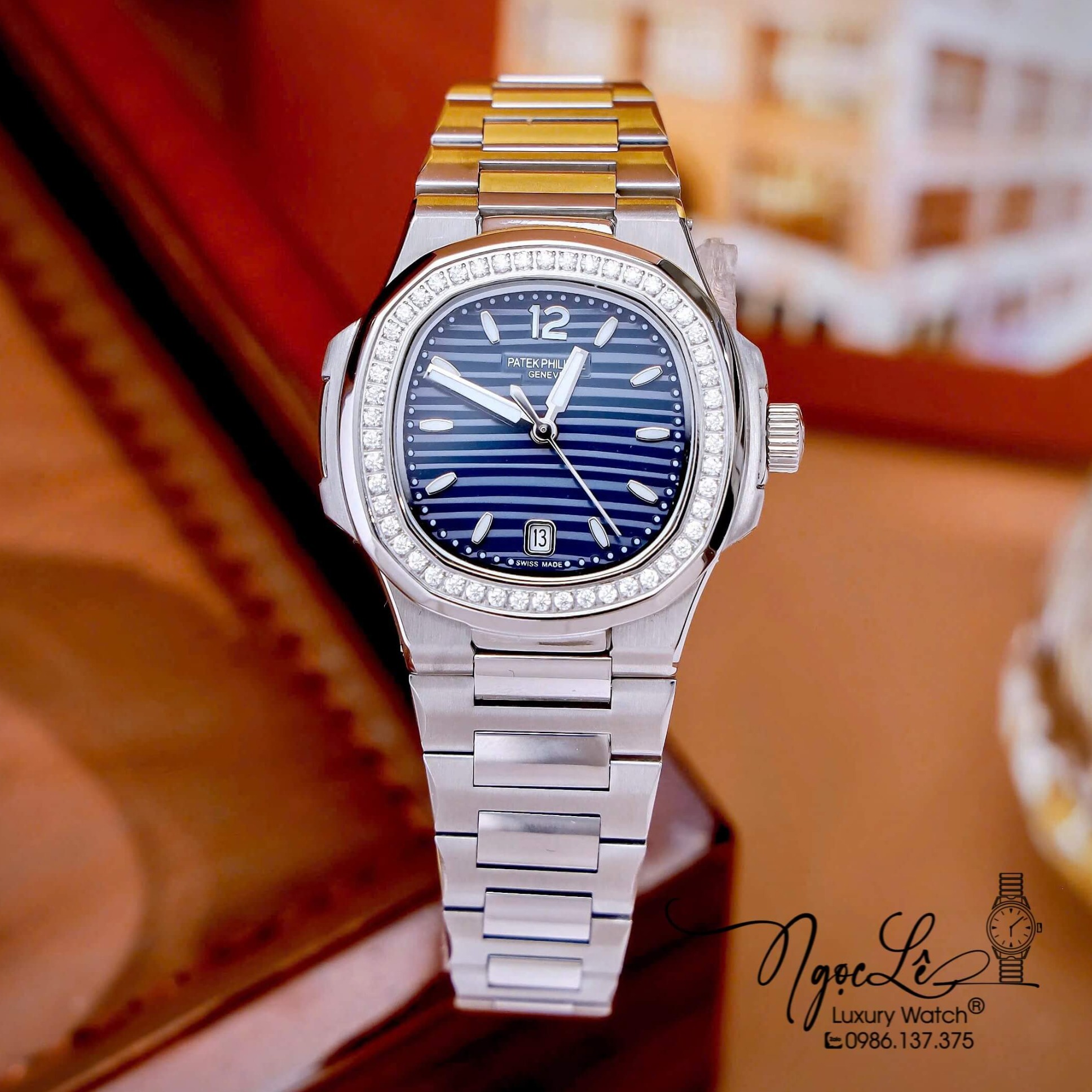 Đồng Hồ Nữ Patek Philippe Nautilus Dây Kim Loại Silver Mặt Xanh Dương Viền Đính Đá 32mm - Quartz