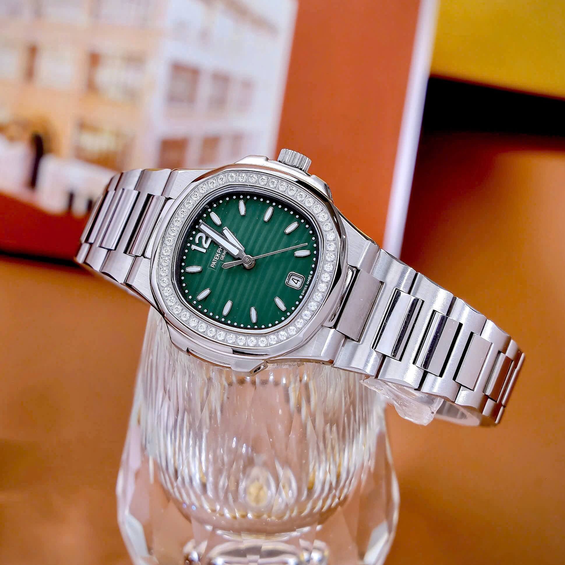 Đồng Hồ Nữ Patek Philippe Nautilus Dây Kim Loại Silver Mặt Xanh Lá Viền Đính Đá 32mm - Quartz