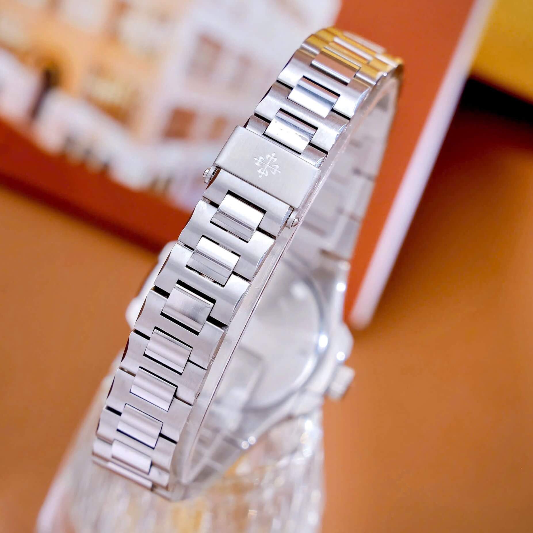 Đồng Hồ Nữ Patek Philippe Nautilus Dây Kim Loại Silver Mặt Xanh Lá Viền Đính Đá 32mm - Quartz