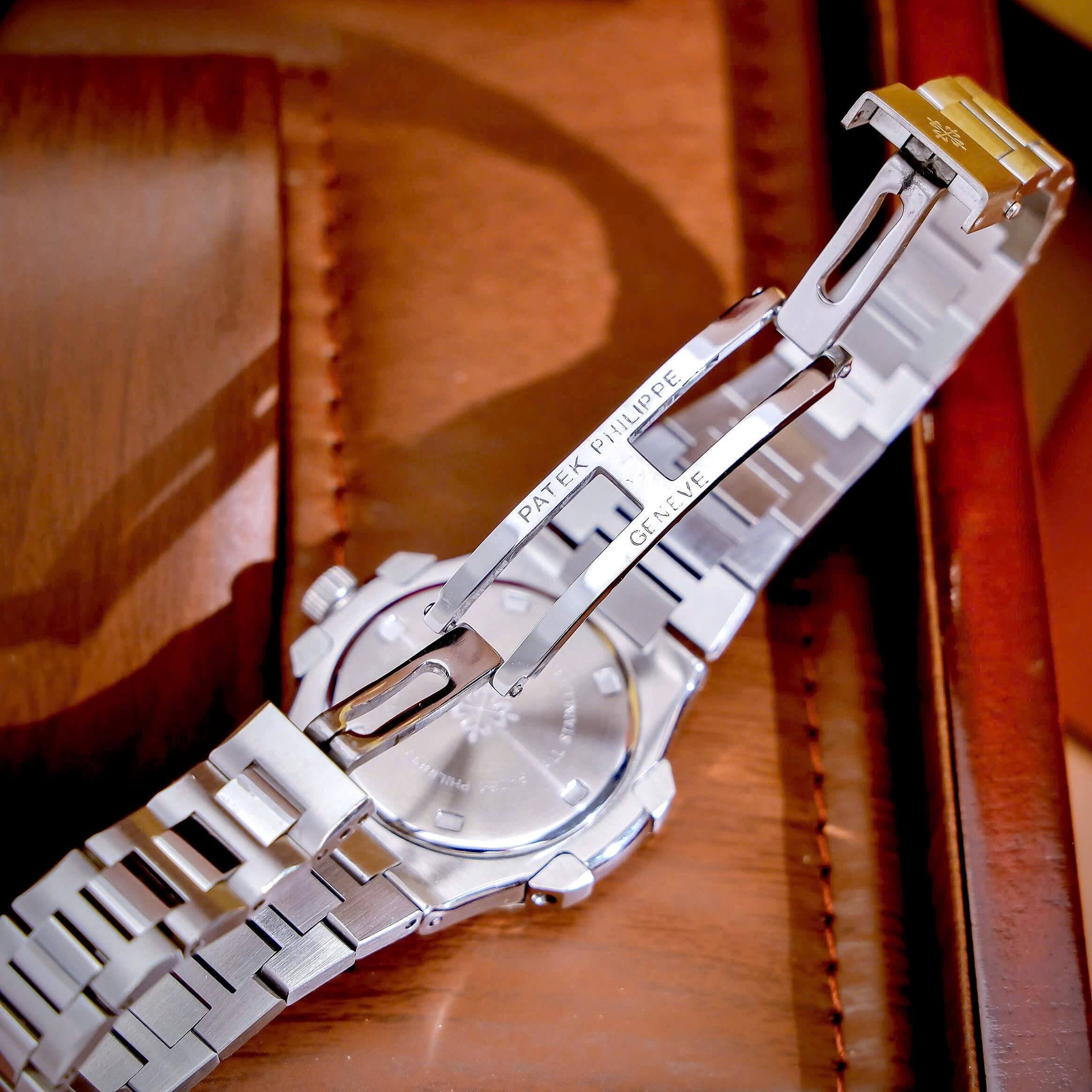 Đồng Hồ Nữ Patek Philippe Nautilus Dây Kim Loại Silver Mặt Xanh Lá Viền Đính Đá 32mm - Quartz
