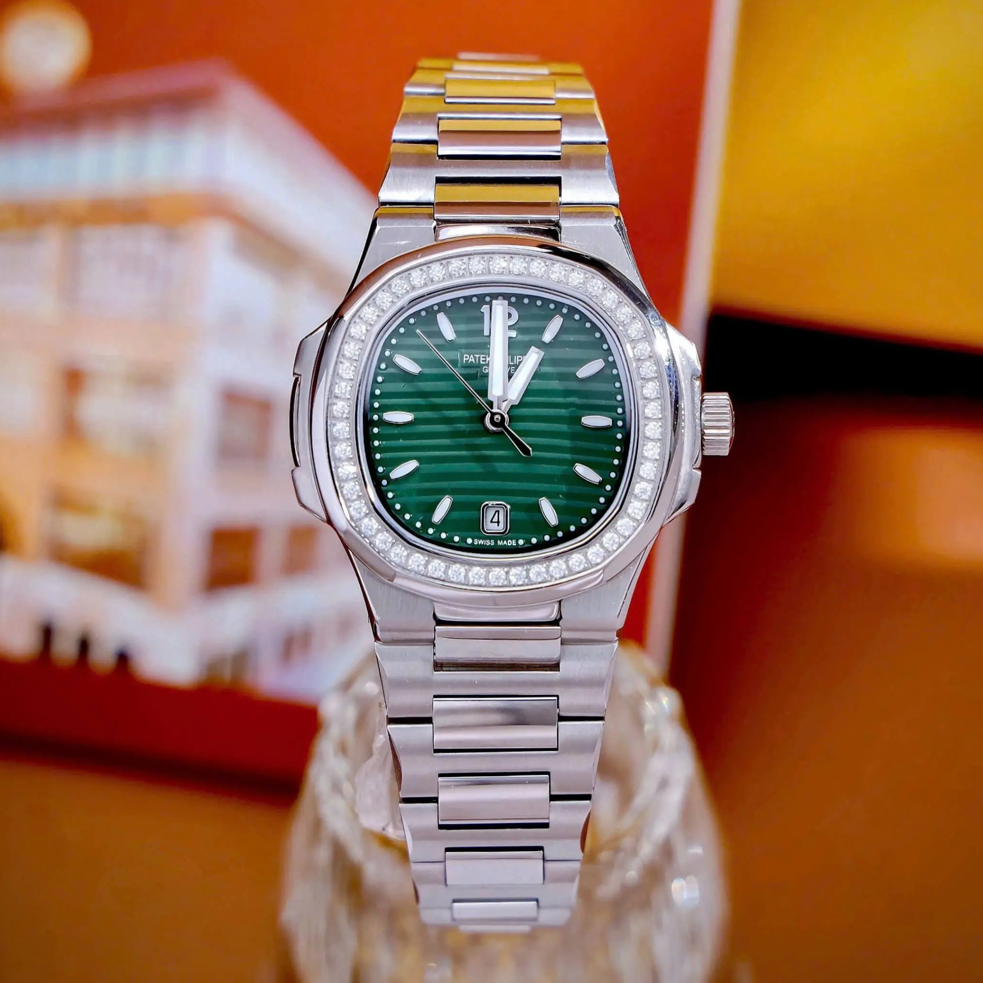 Đồng Hồ Nữ Patek Philippe Nautilus Dây Kim Loại Silver Mặt Xanh Lá Viền Đính Đá 32mm - Quartz