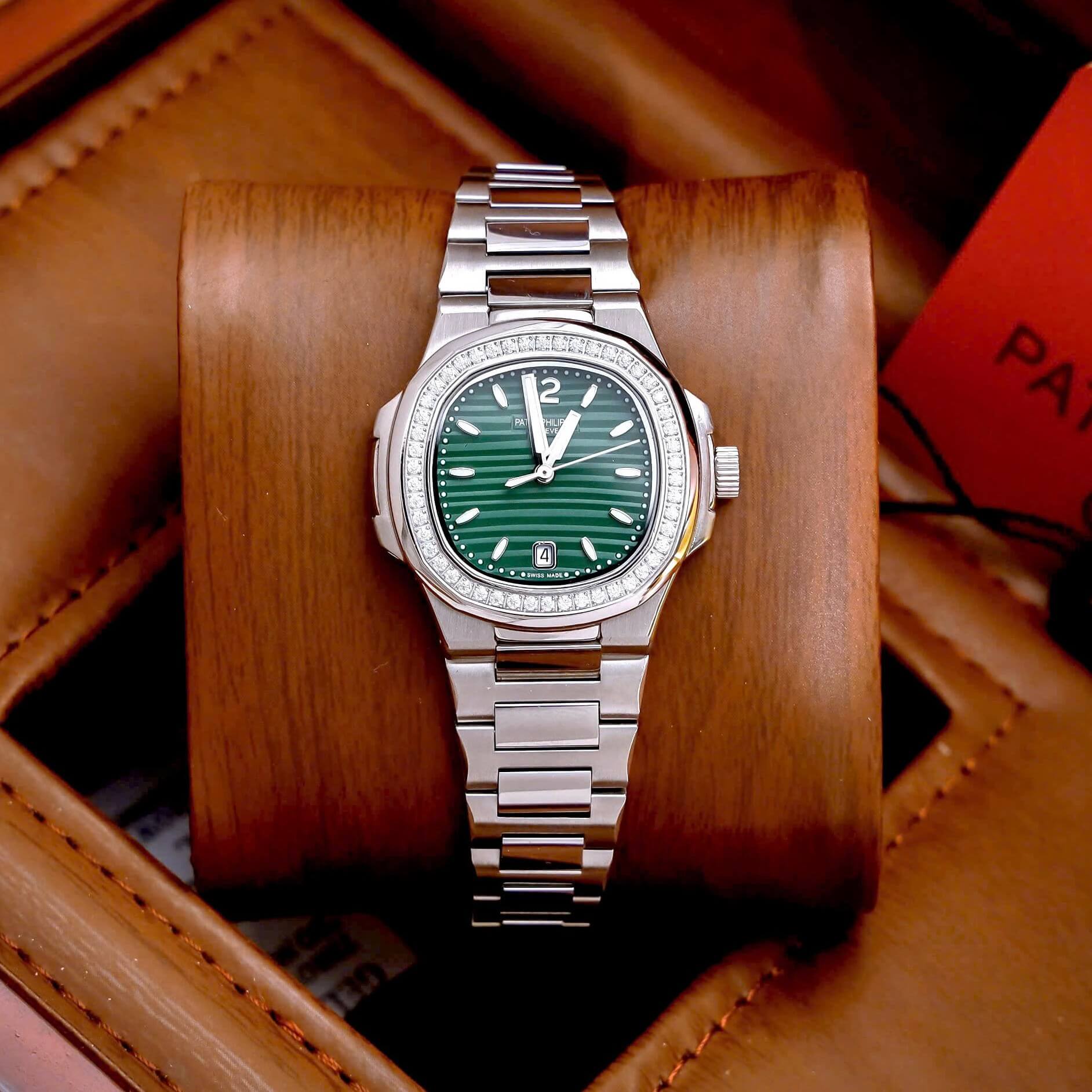 Đồng Hồ Nữ Patek Philippe Nautilus Dây Kim Loại Silver Mặt Xanh Lá Viền Đính Đá 32mm - Quartz
